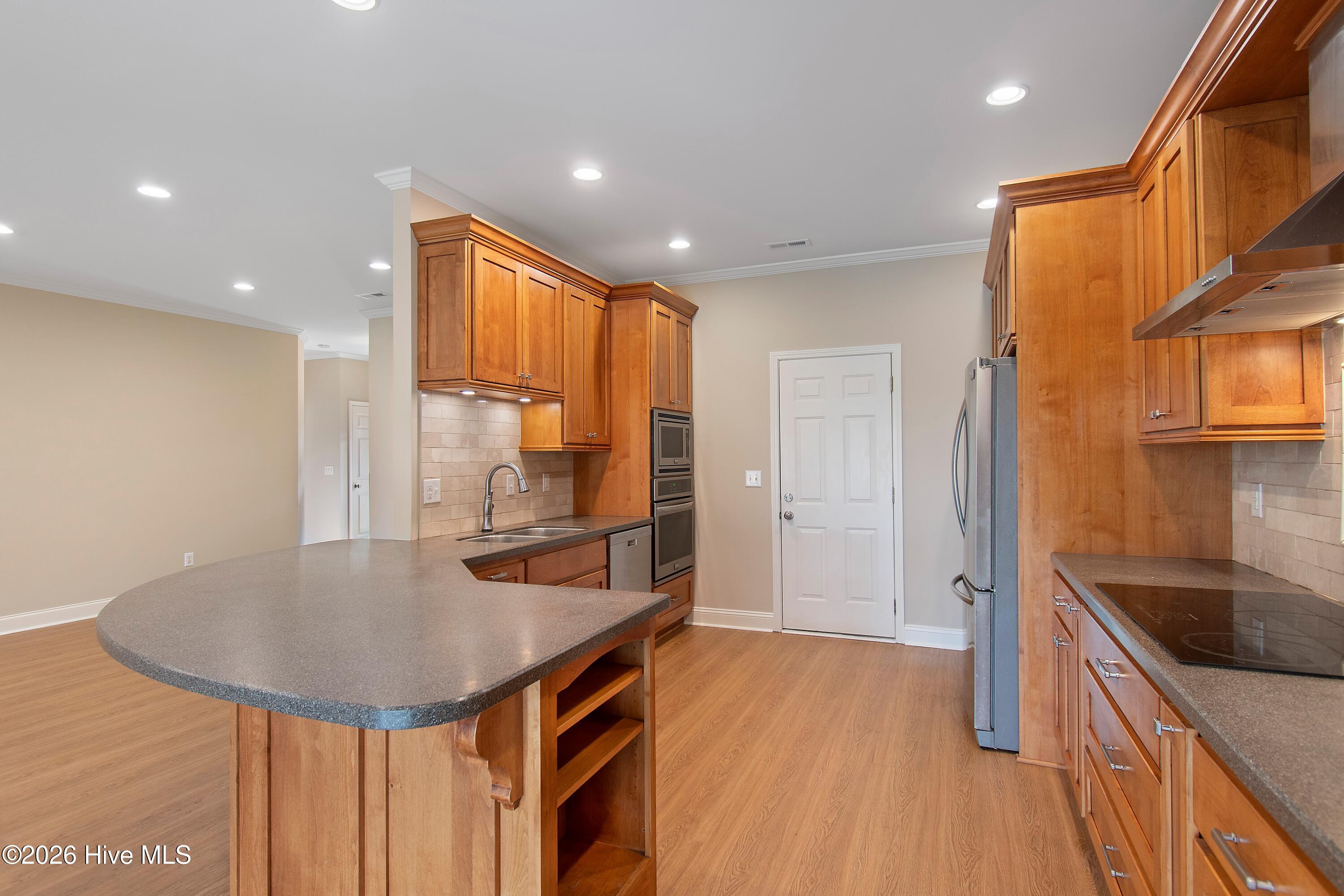 100562545 | Photo 12