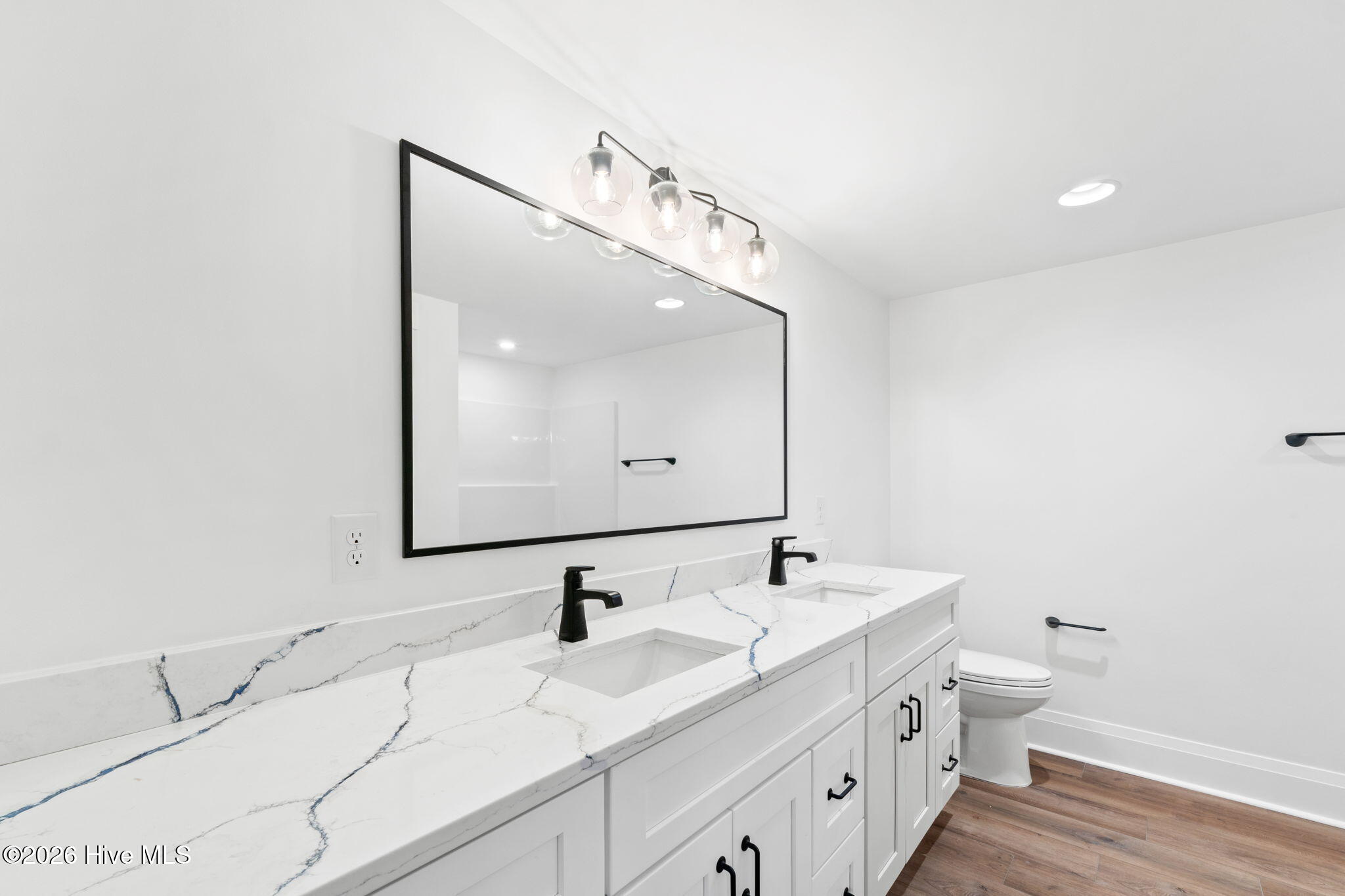 100548911 | Photo 15