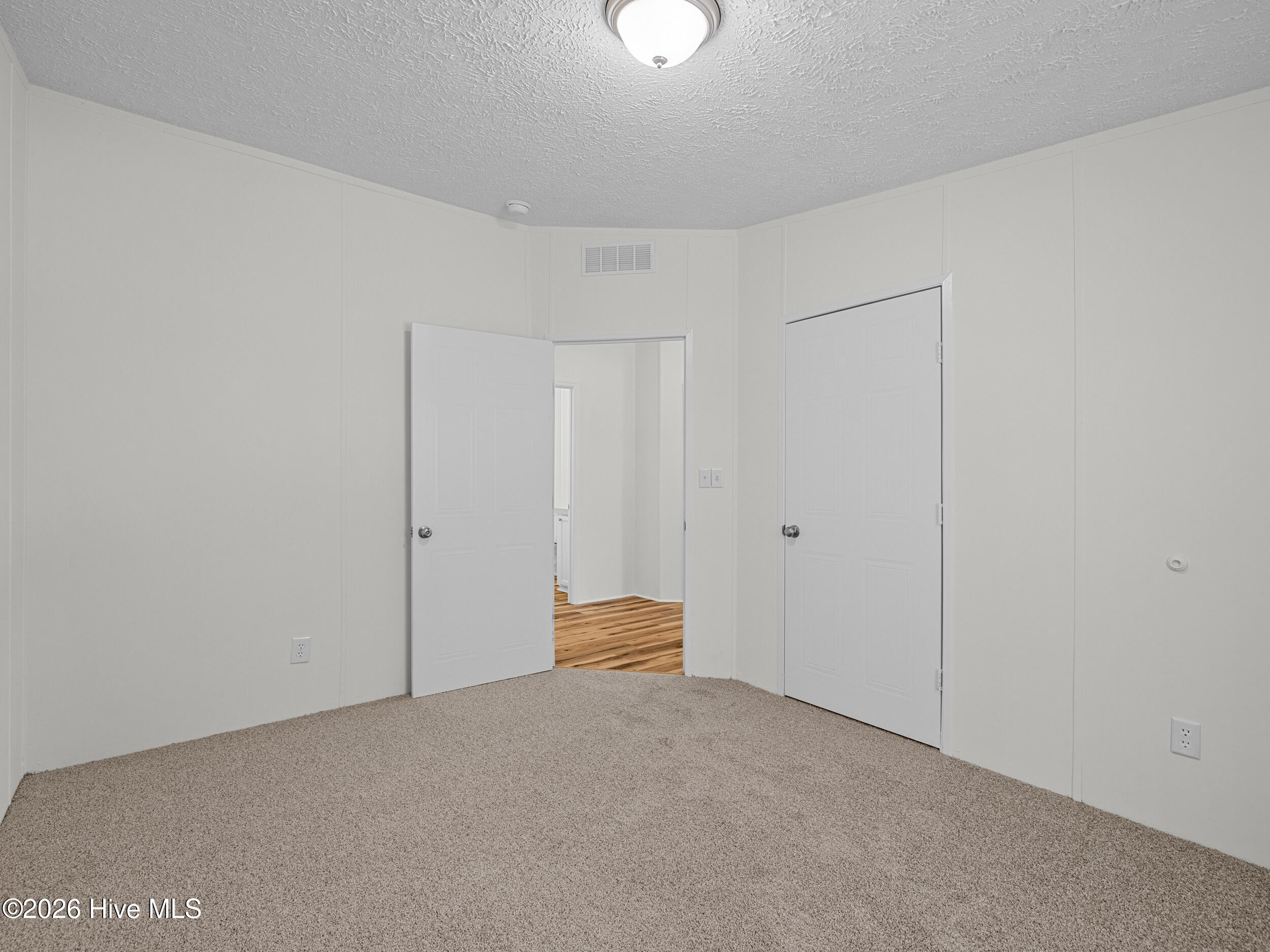 100560280 | Photo 36