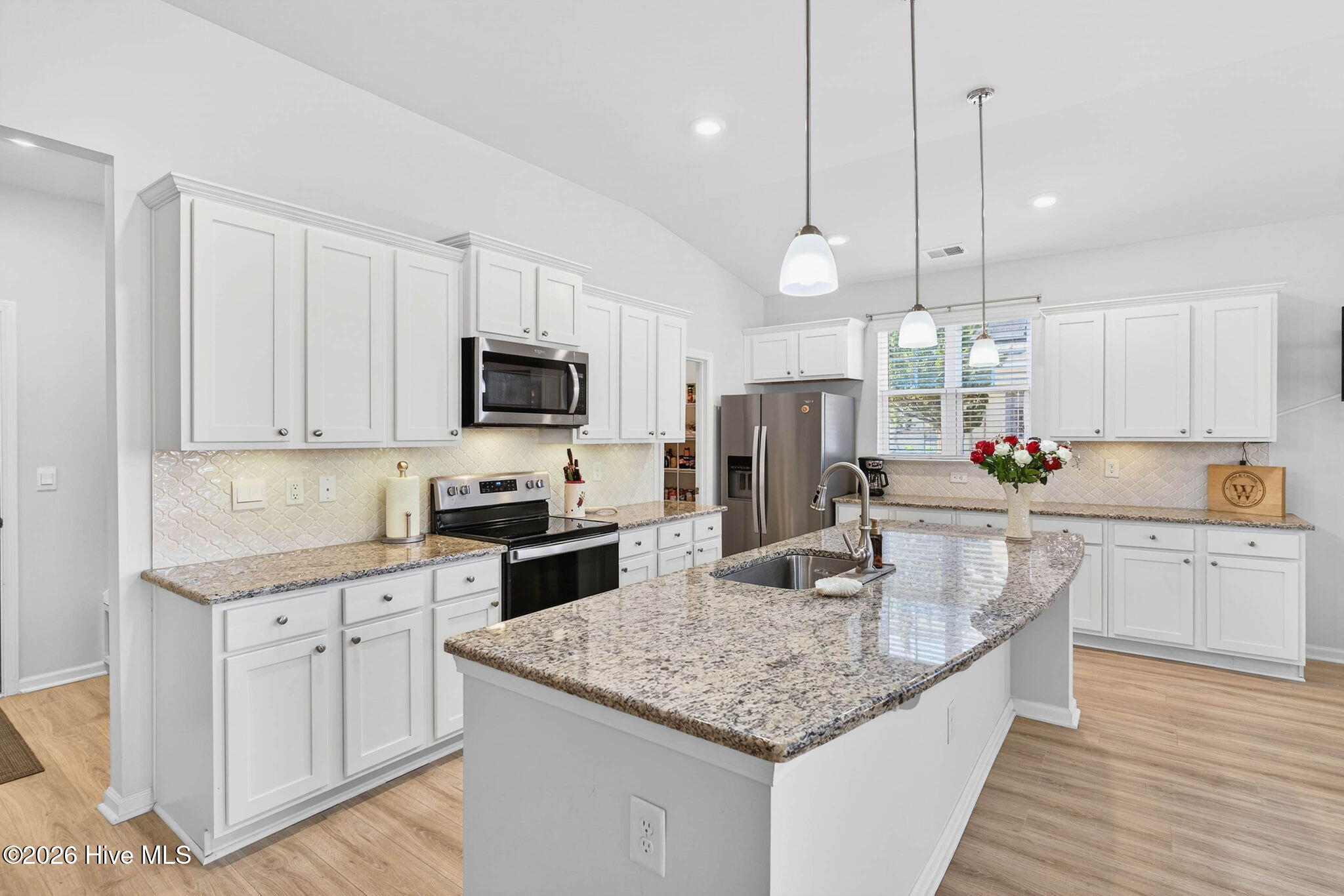 100555418 | Photo 11