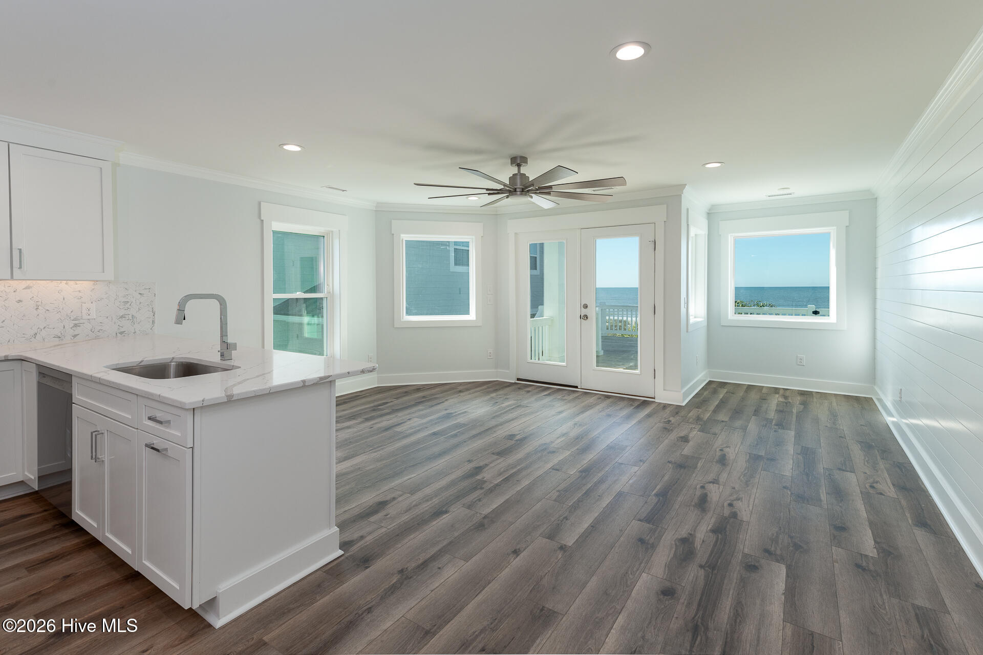 100568096 | Photo 27