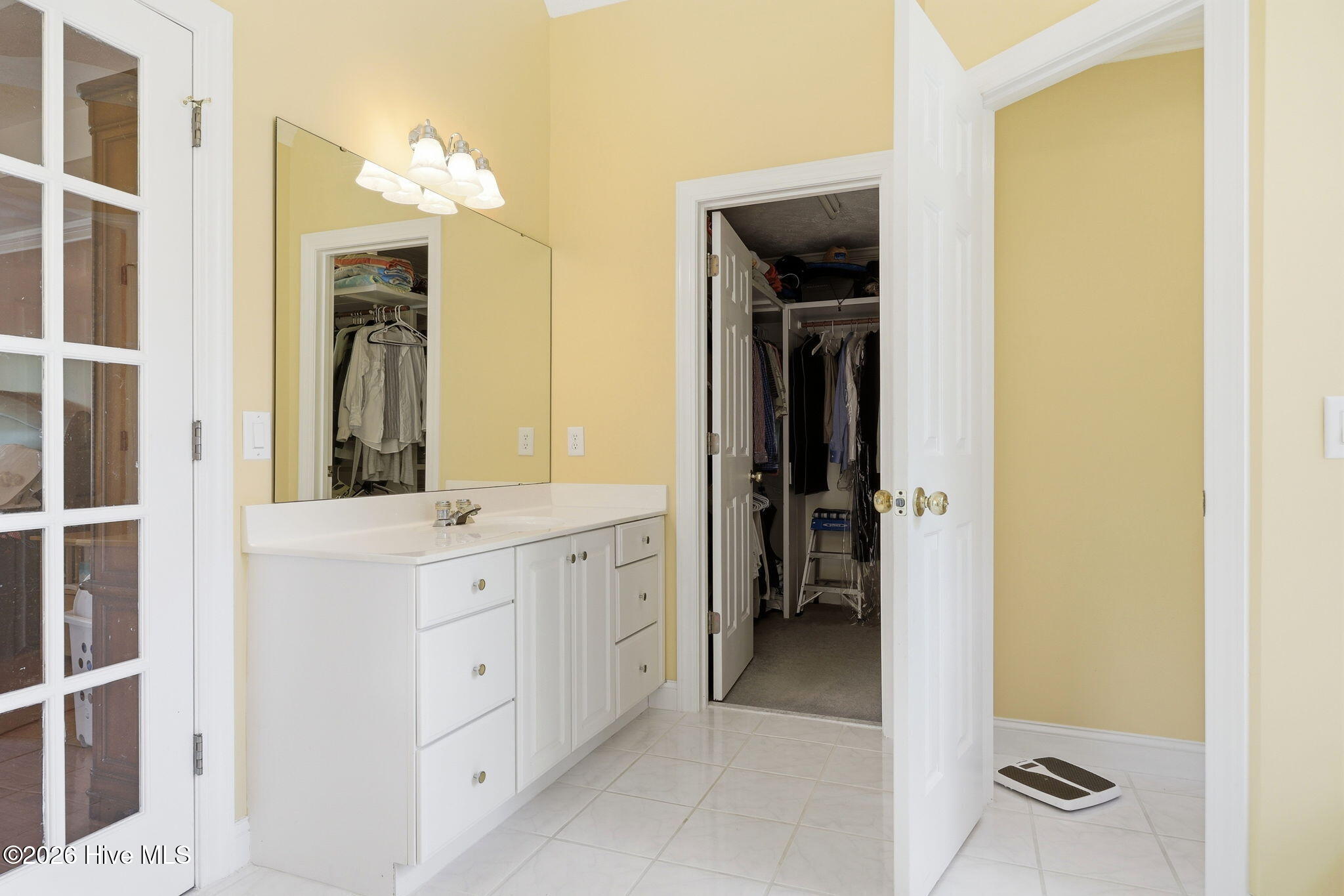 second sink area with large counter space and storage...there is a huge walk in closet to top this off !