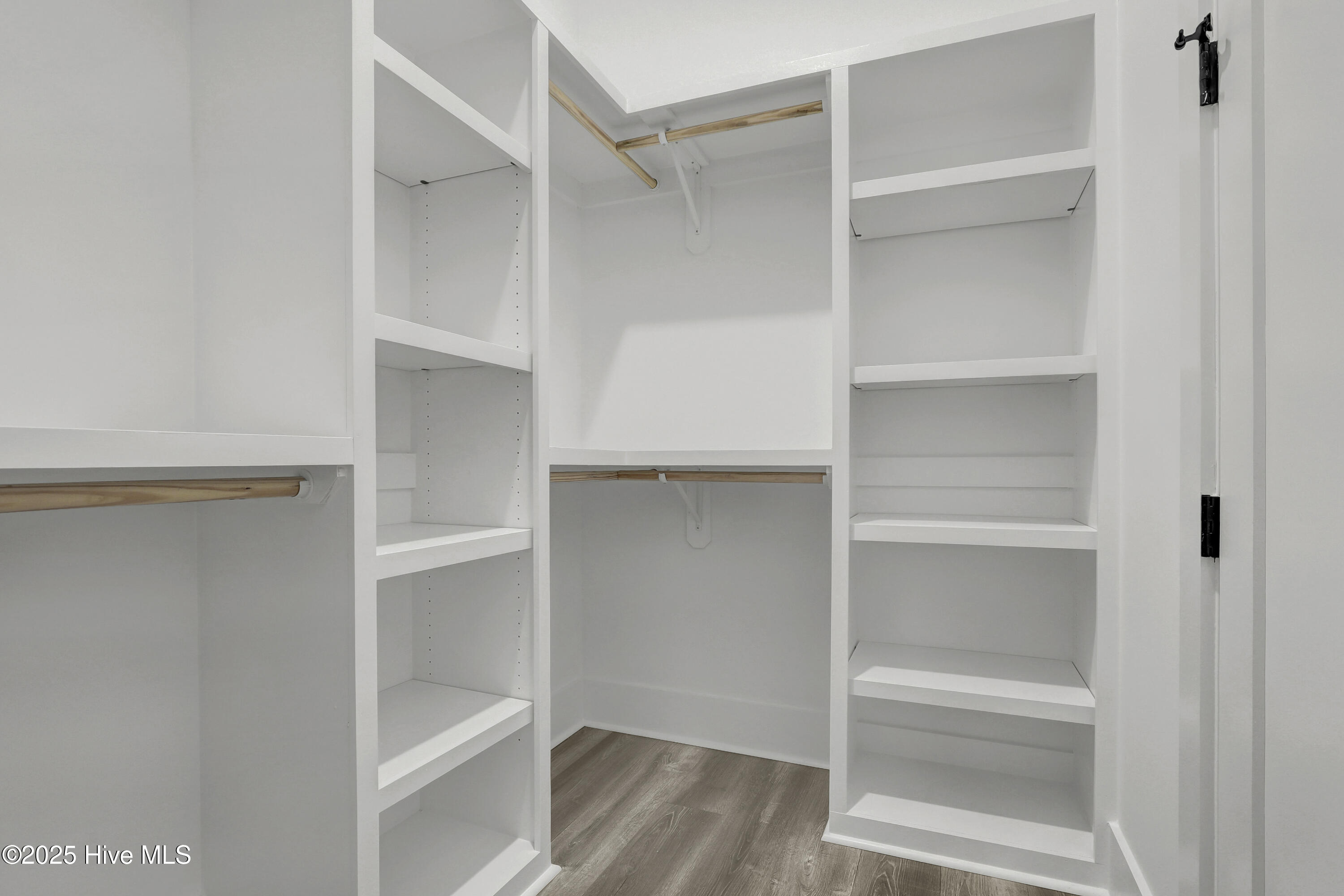 100523775 | Photo 19