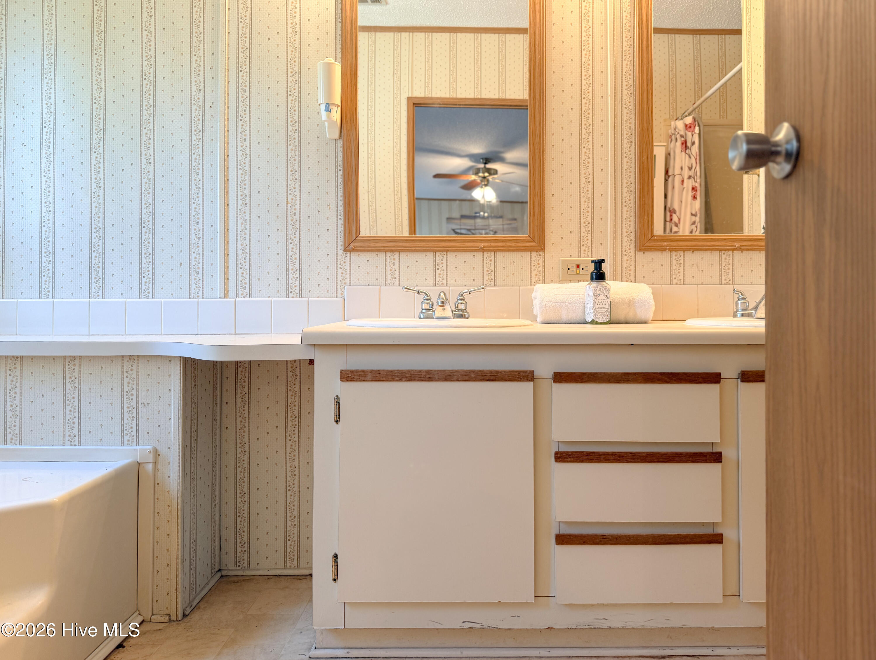 100563984 | Photo 39