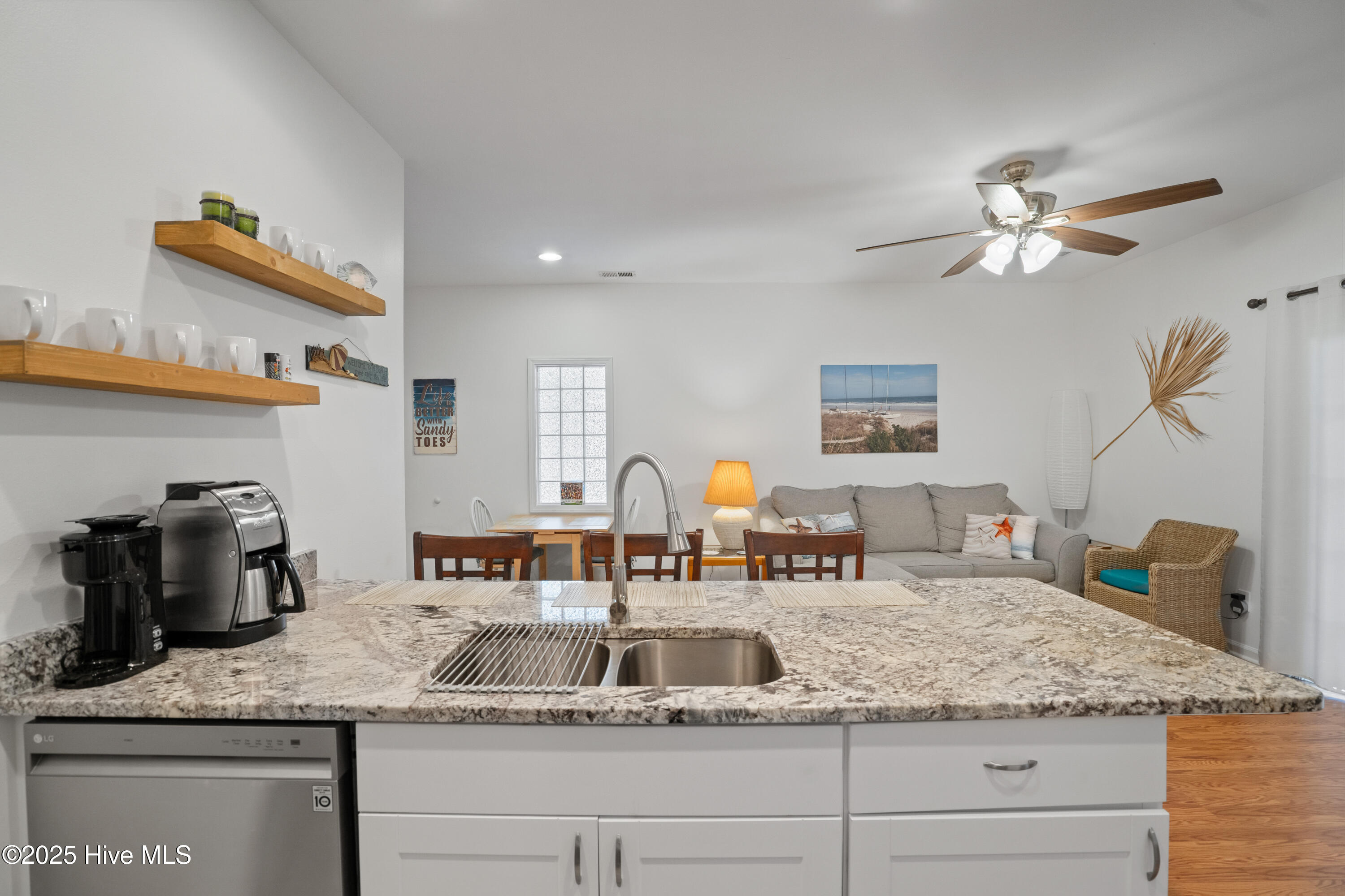 100533725 | Photo 24