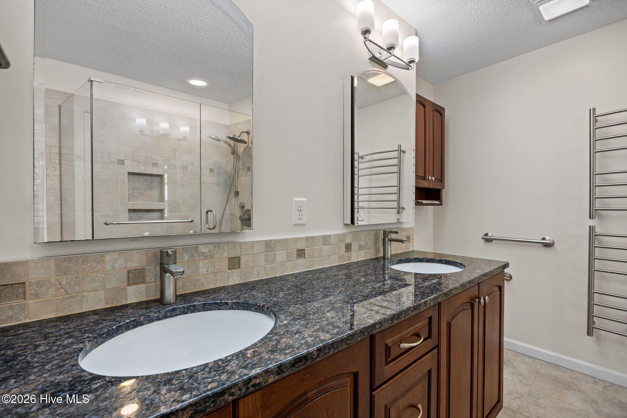 100565188 | Photo 25