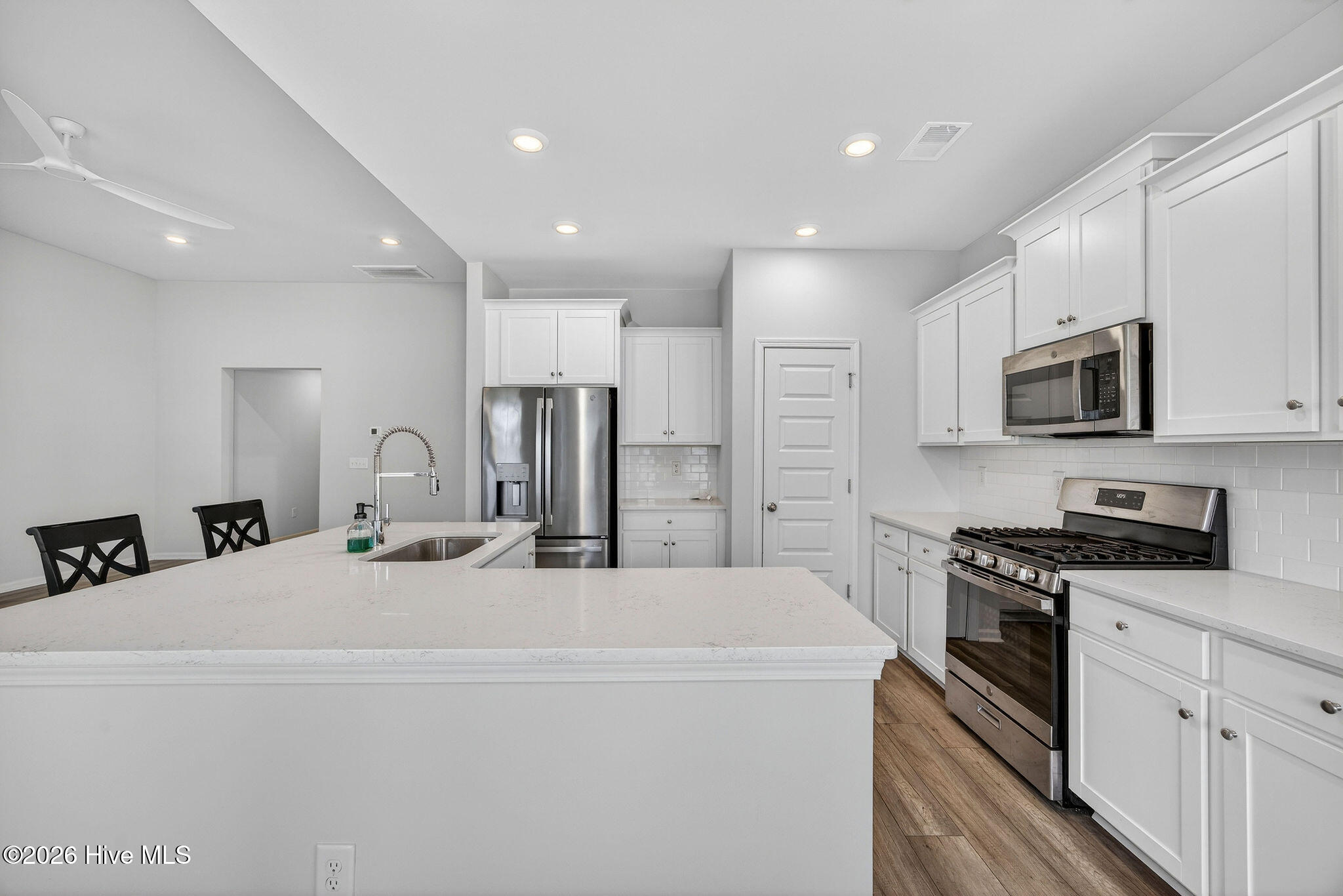 100561560 | Photo 15