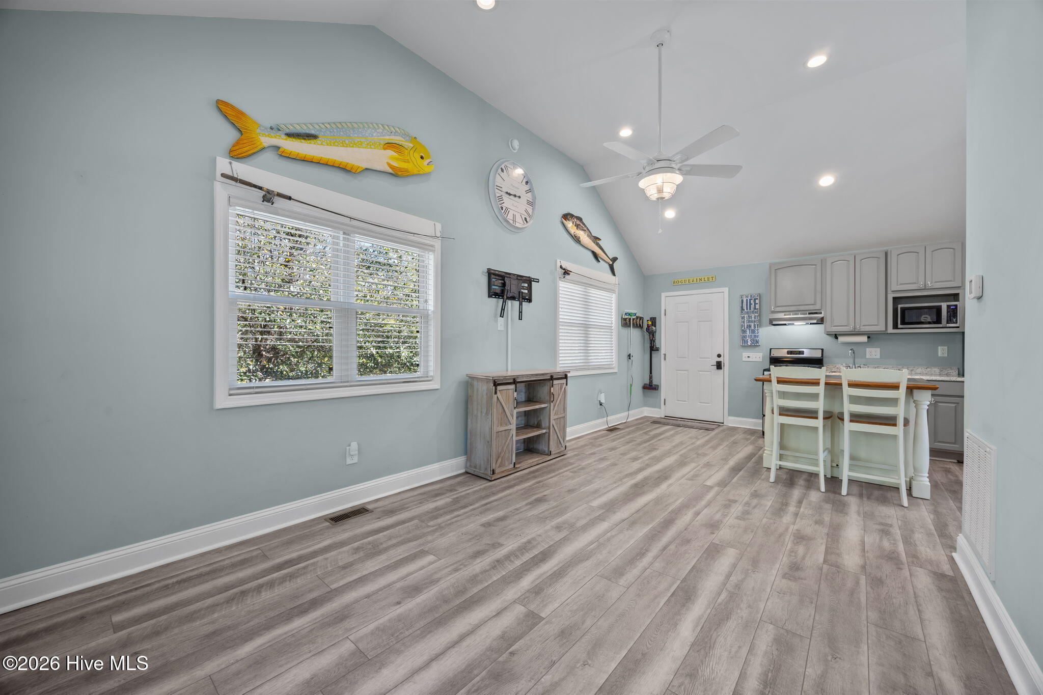 100561792 | Photo 29