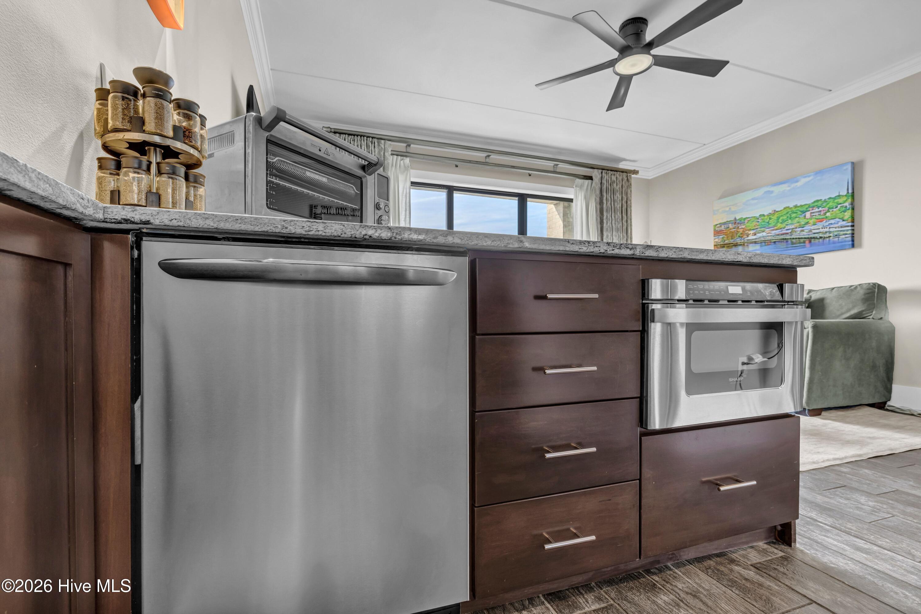 100548897 | Photo 14