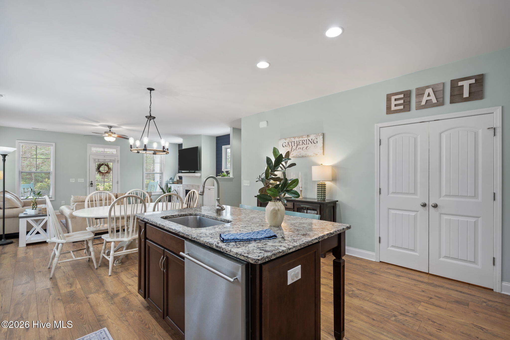 100558672 | Photo 24