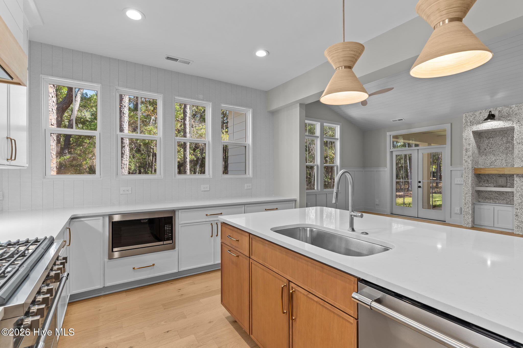 100548925 | Photo 21