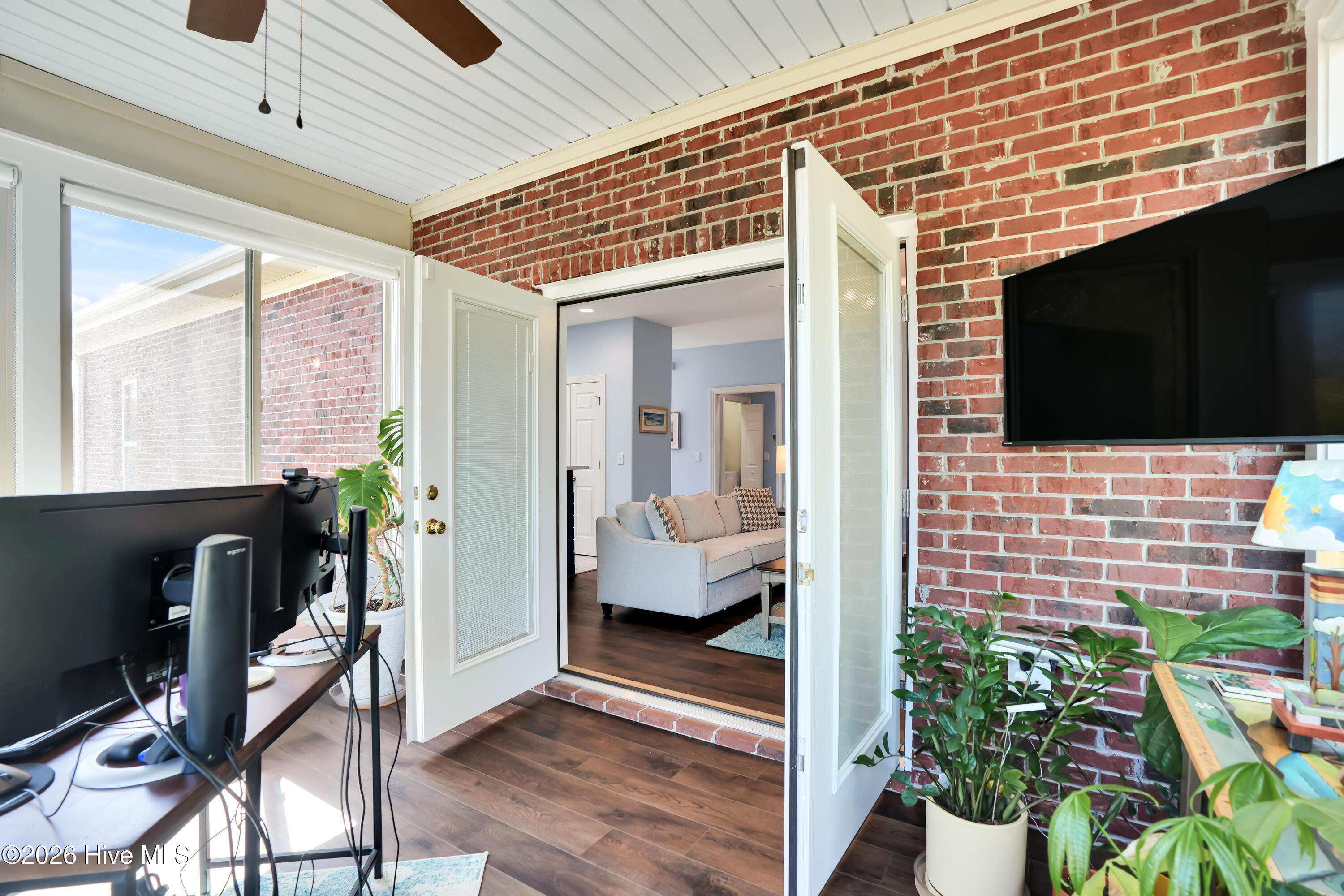 100561056 | Photo 14