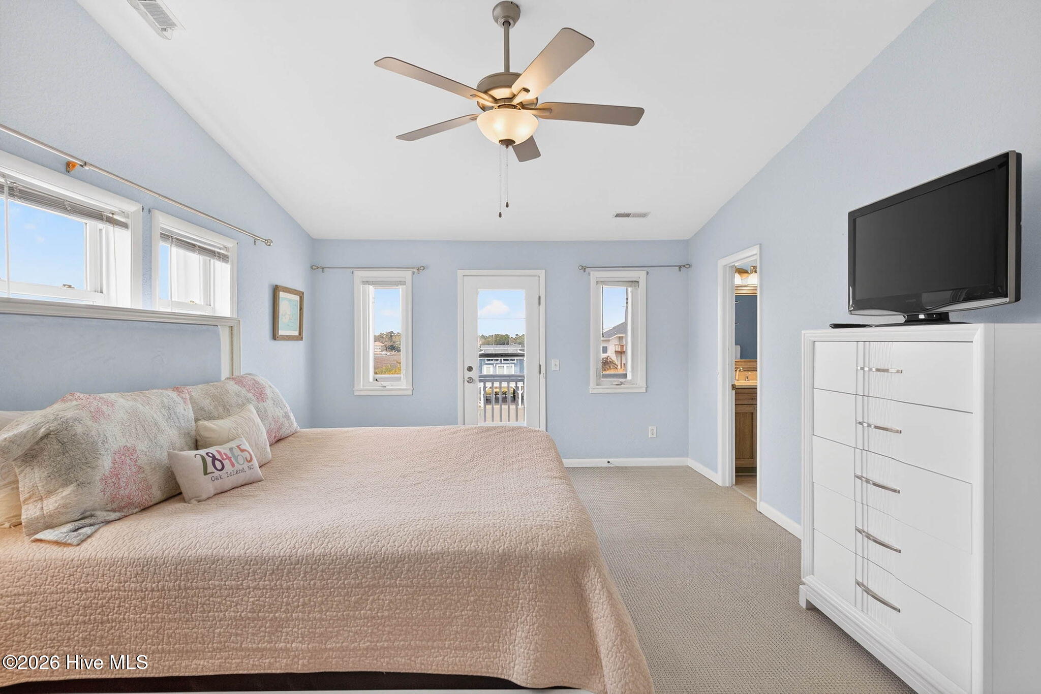 100562885 | Photo 30