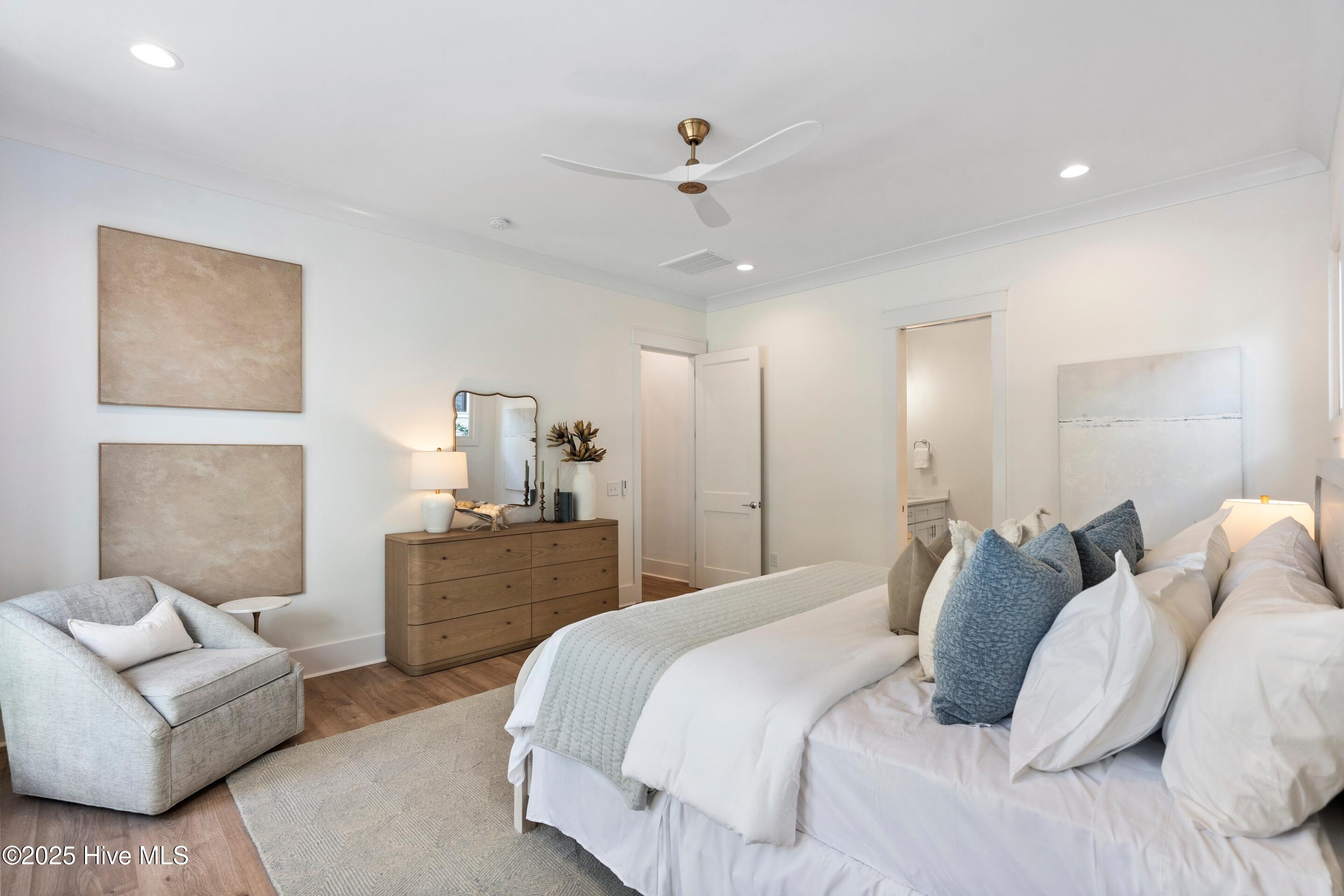 100542273 | Photo 42