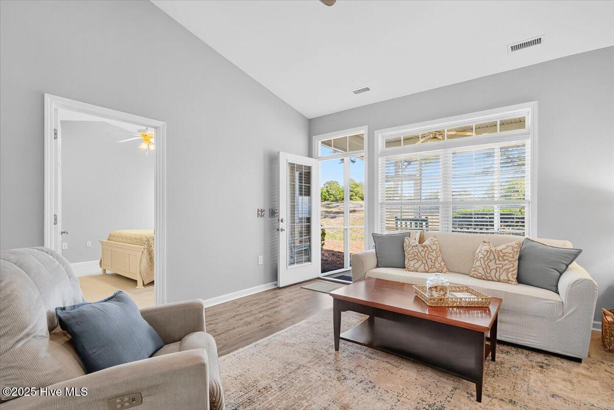 100537429 | Photo 12