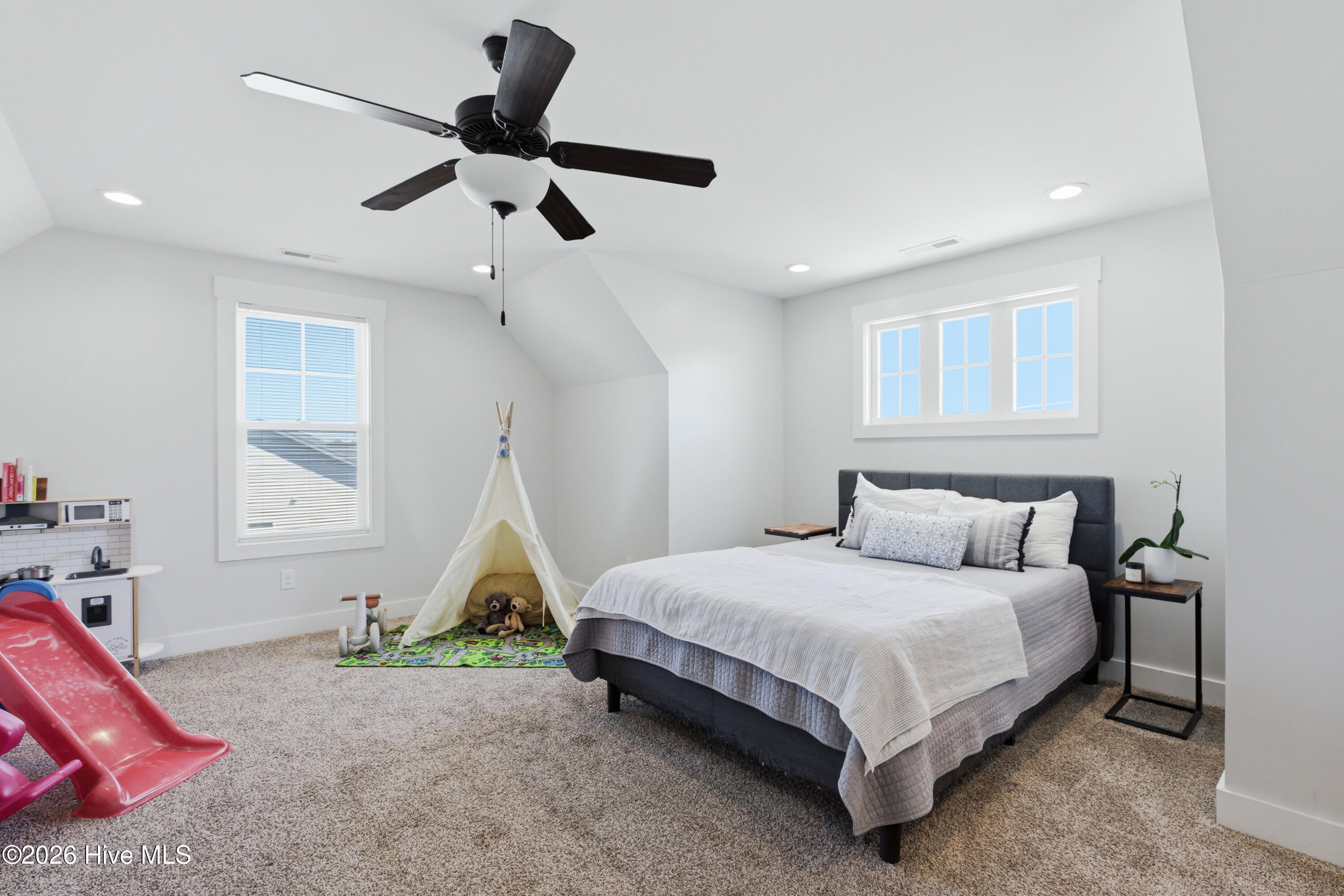 100562643 | Photo 30