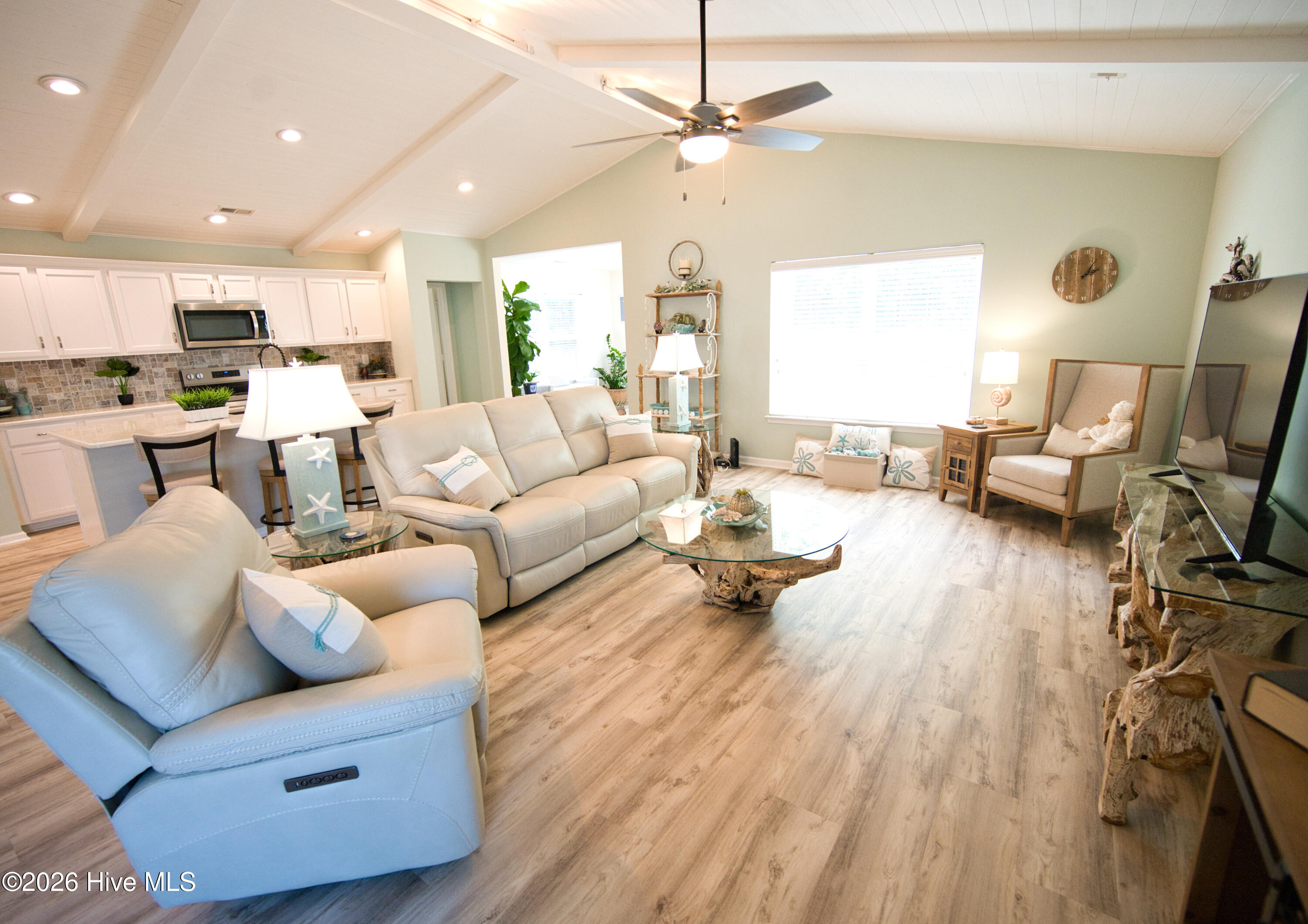 100569889 | Photo 18