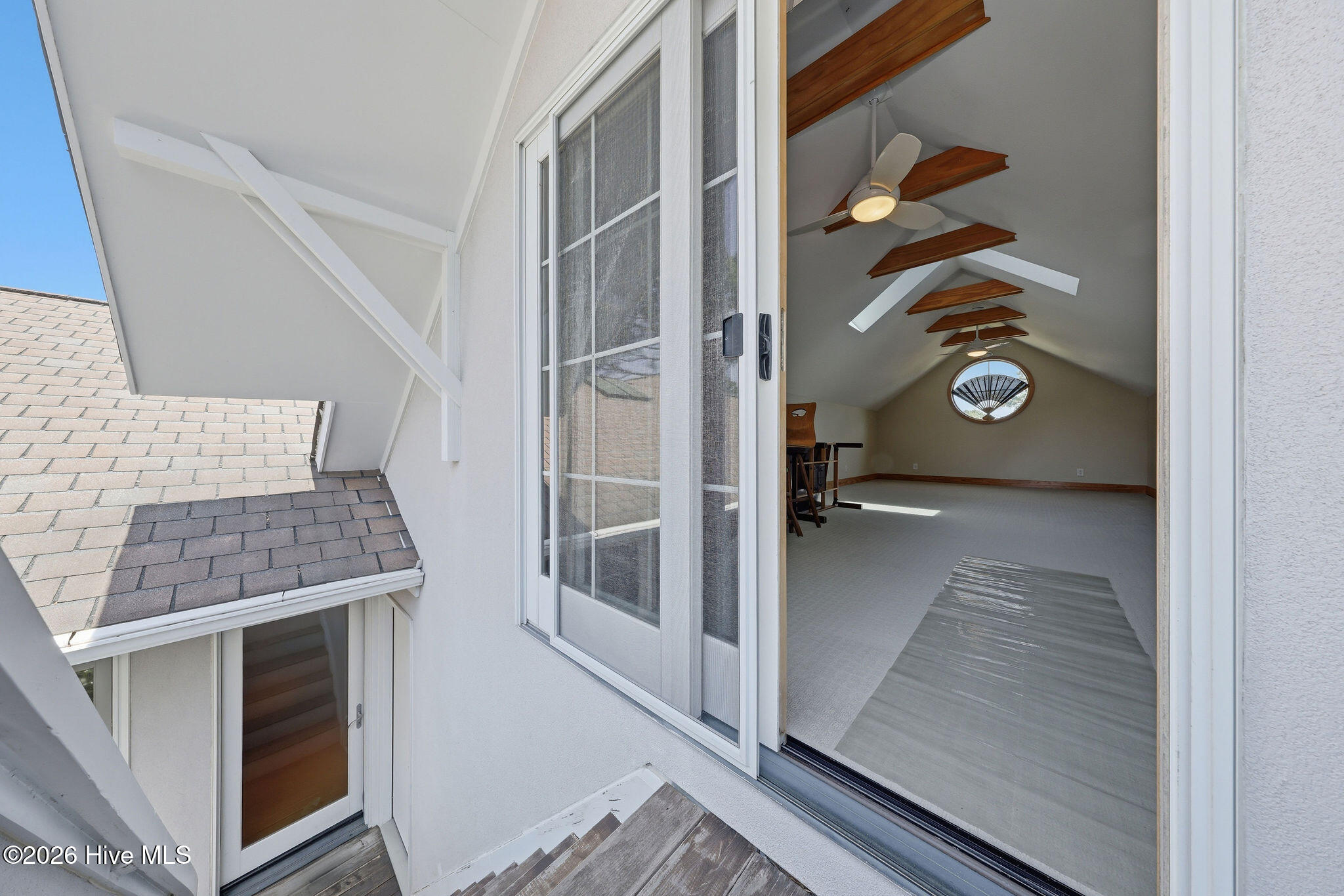 100569152 | Photo 51