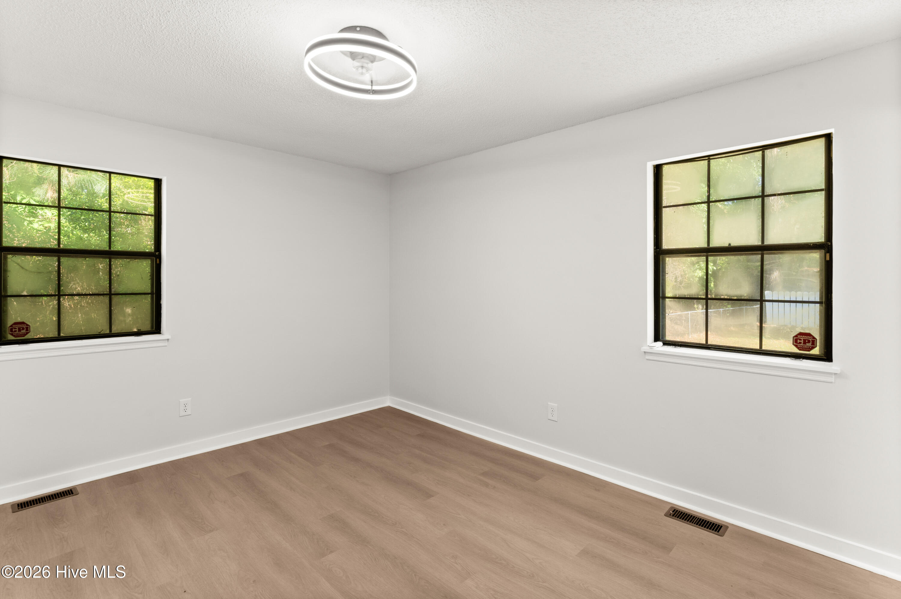 100569297 | Photo 24