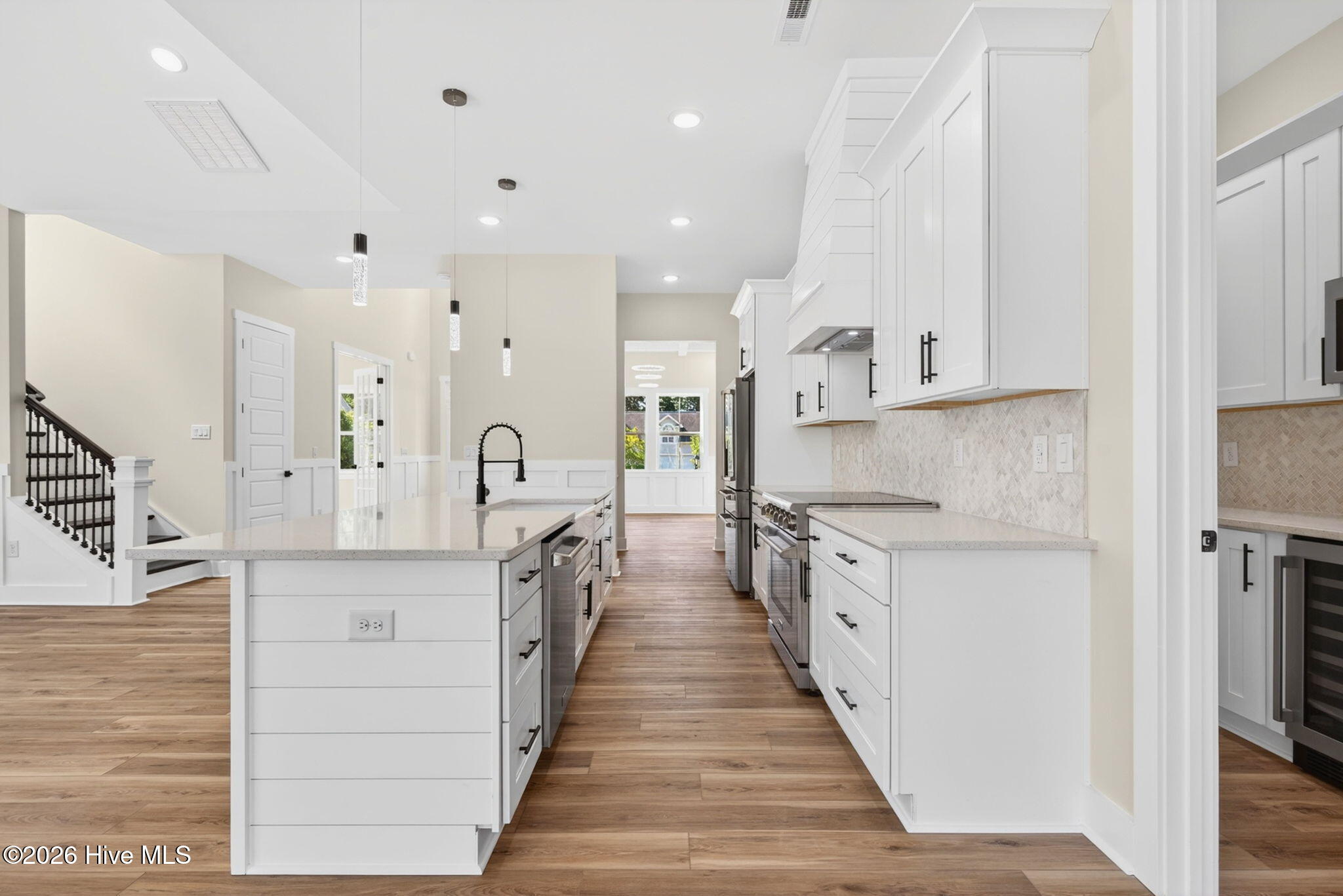 100568512 | Photo 25