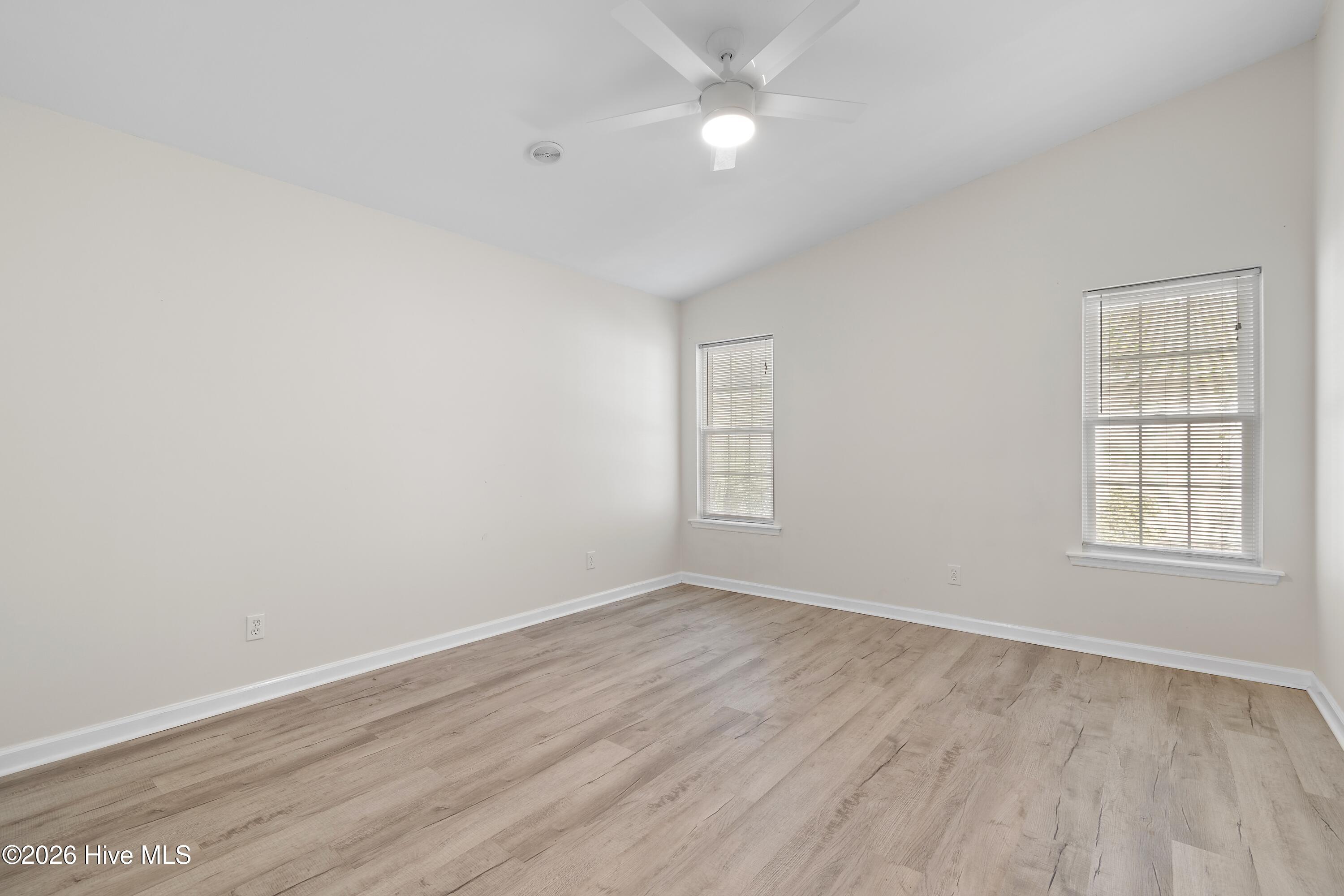 100550684 | Photo 23