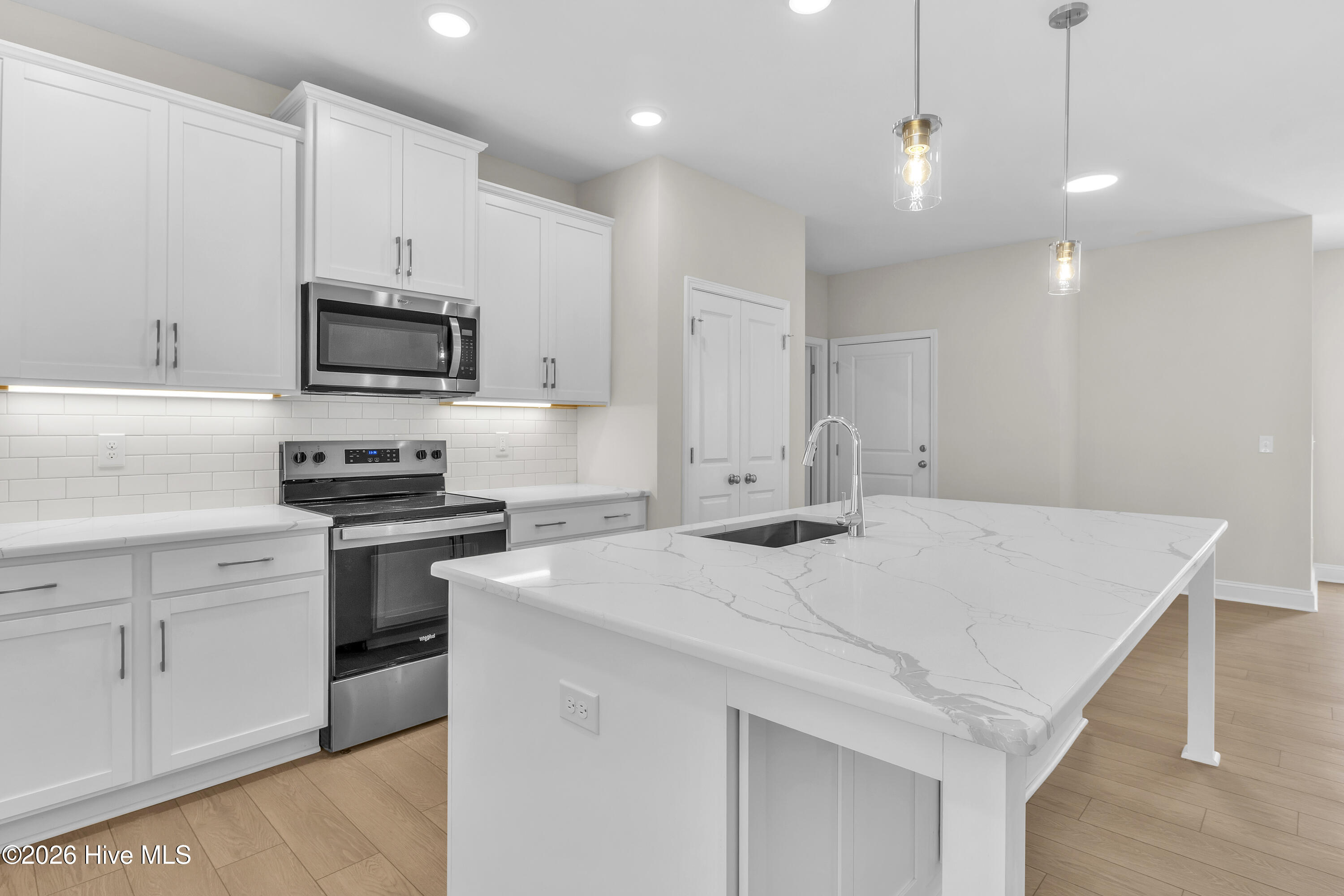 100563562 | Photo 15