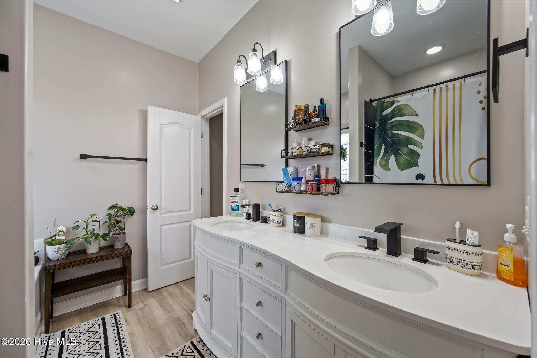 100560340 | Photo 23