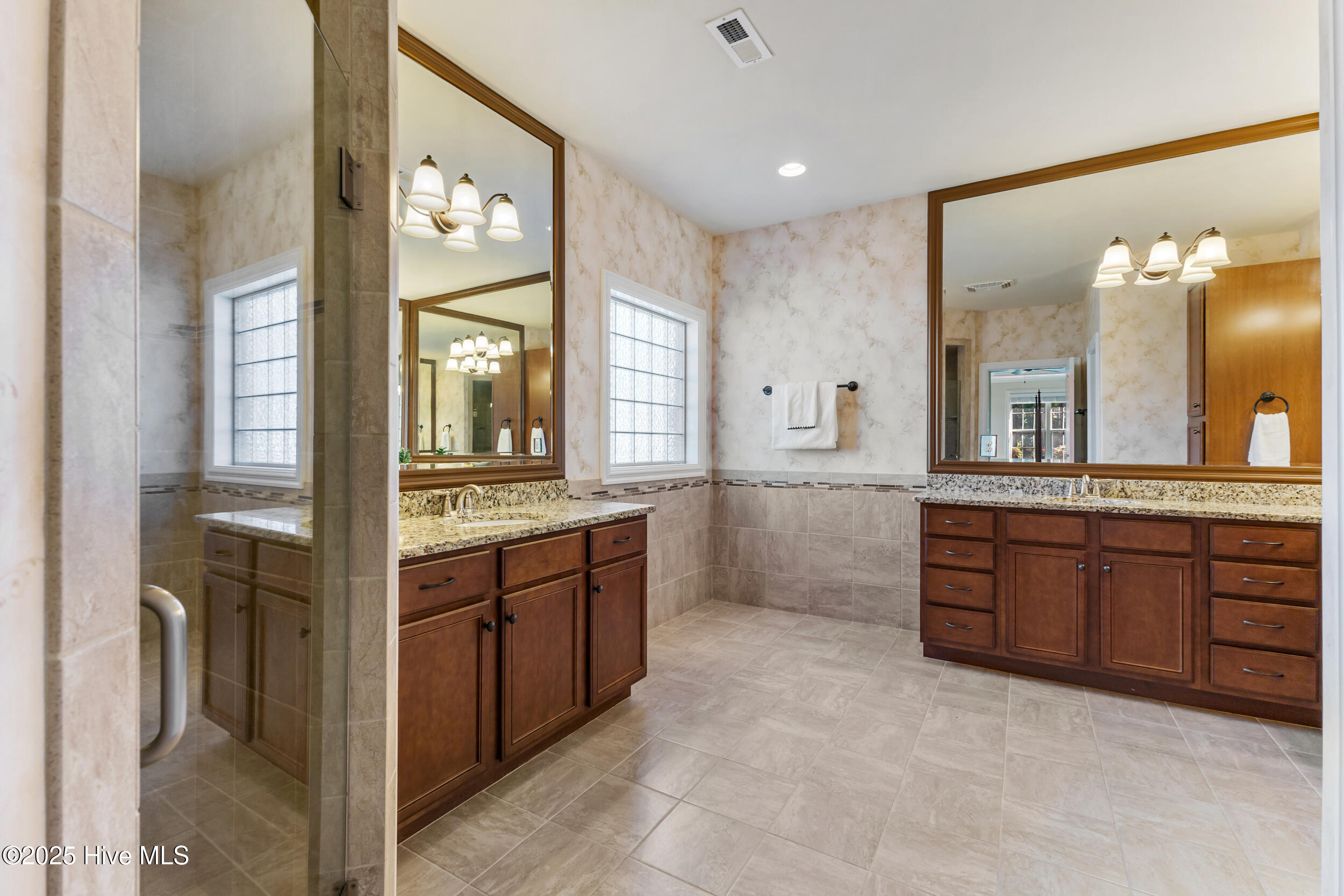 100539412 | Photo 15