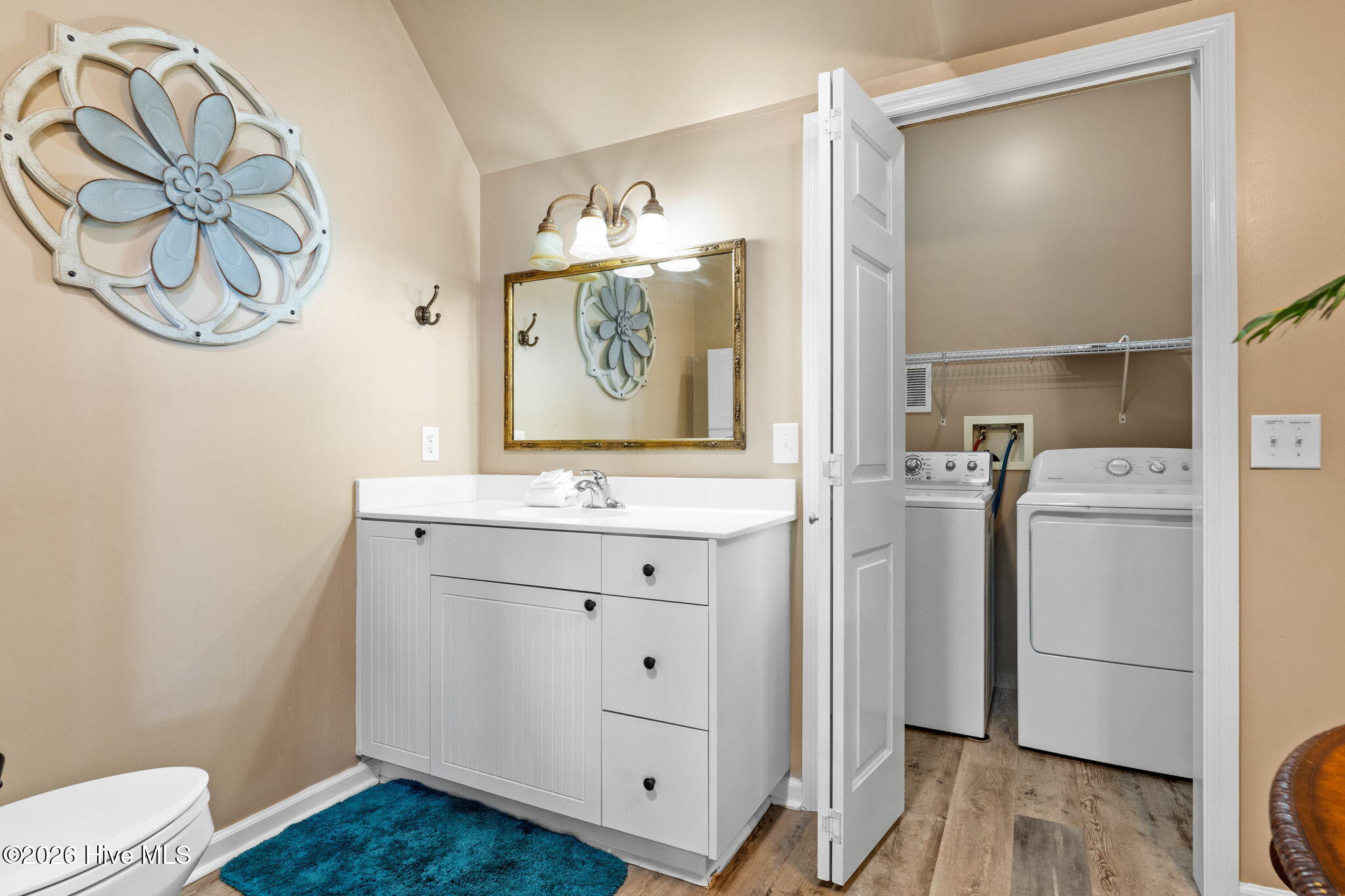 100570592 | Photo 25