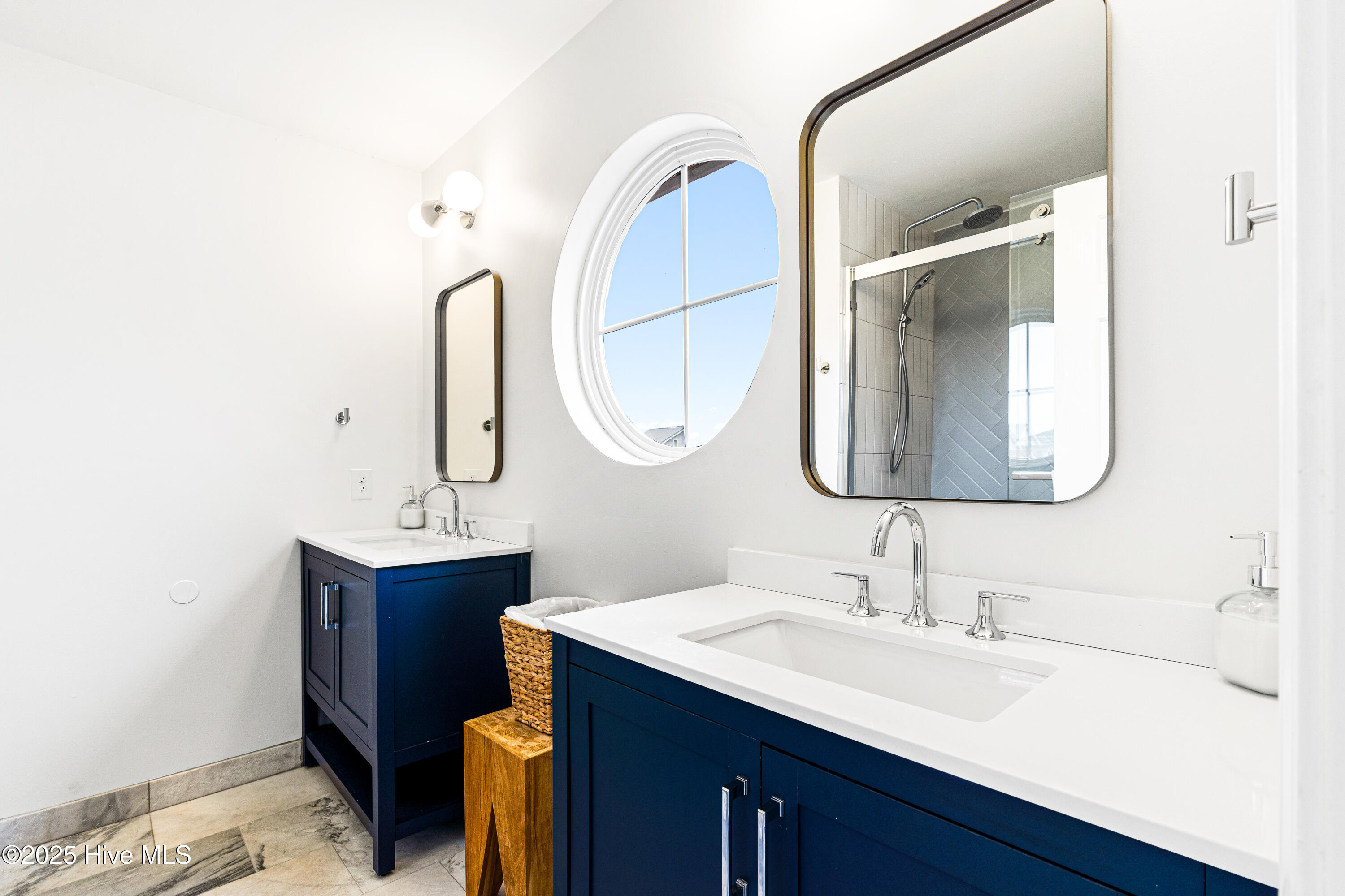 100510863 | Photo 30