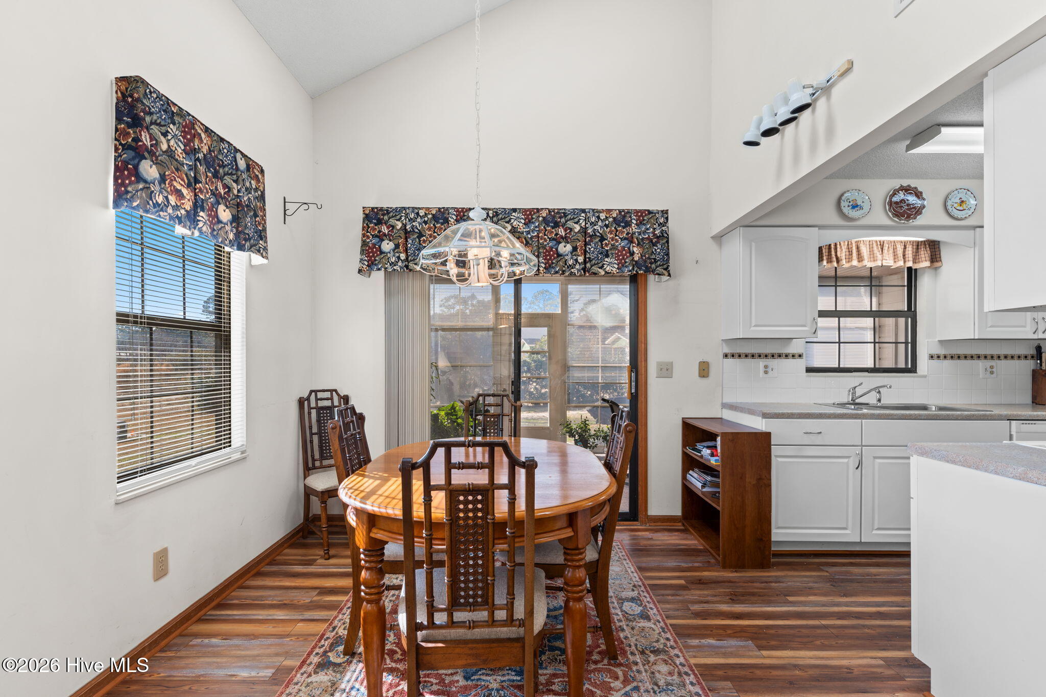 100549085 | Photo 11