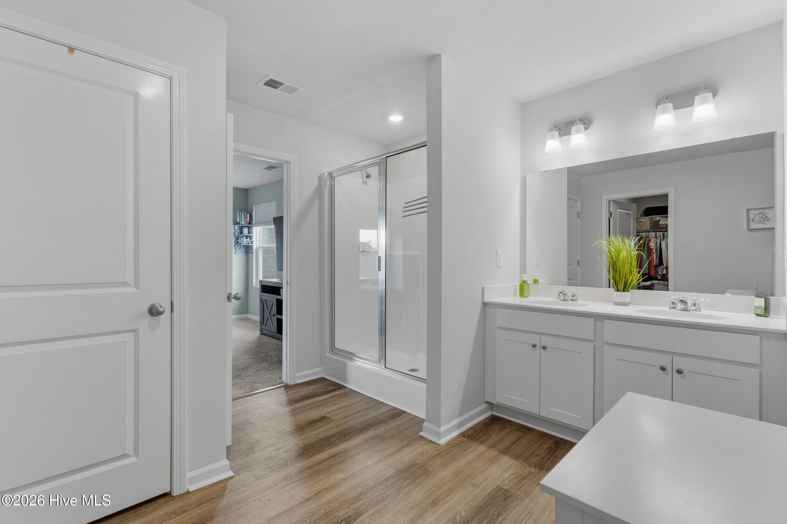 100558128 | Photo 21