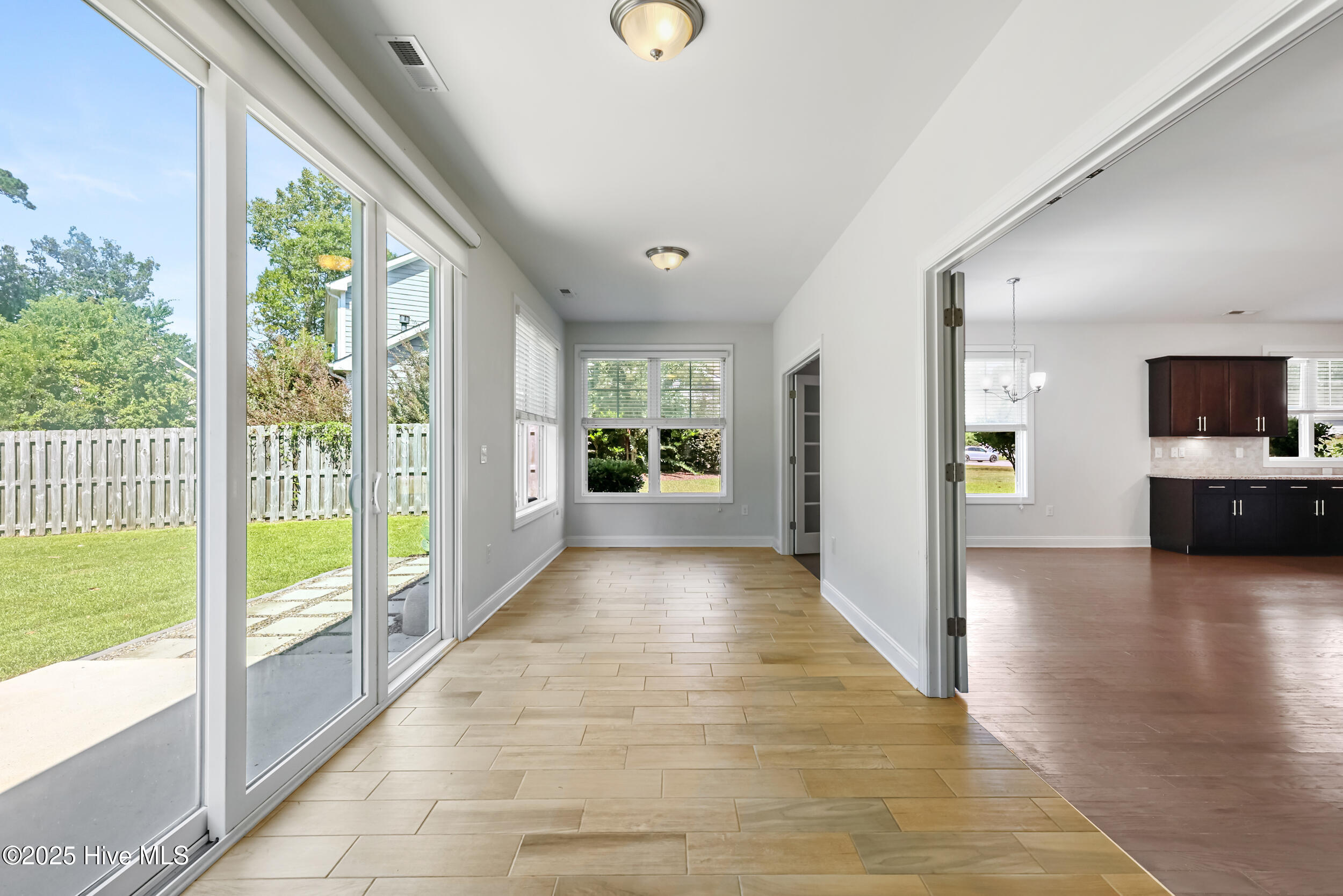 100529345 | Photo 17