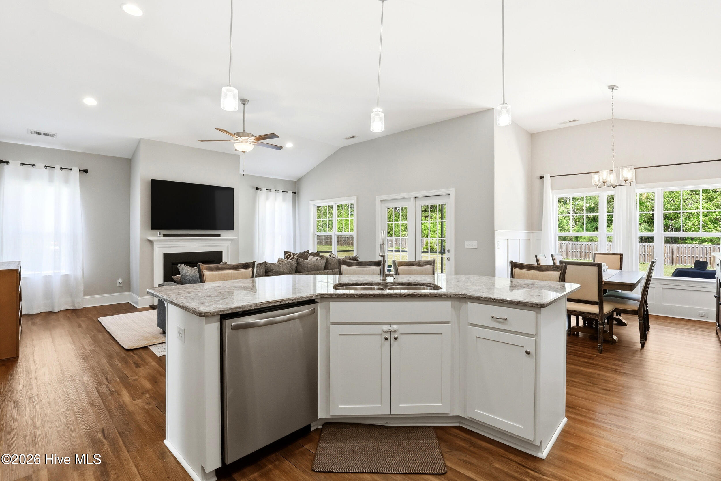 100569214 | Photo 14