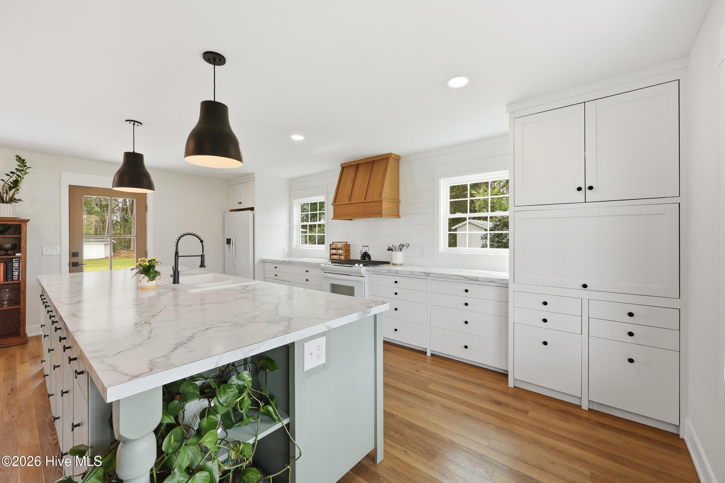 100562935 | Photo 18