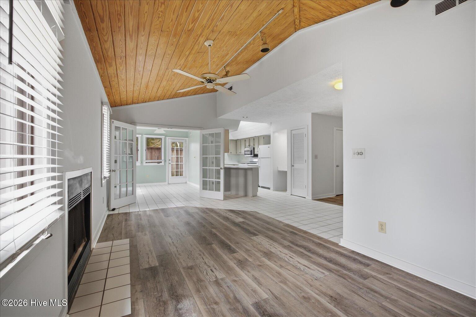 100555518 | Photo 14