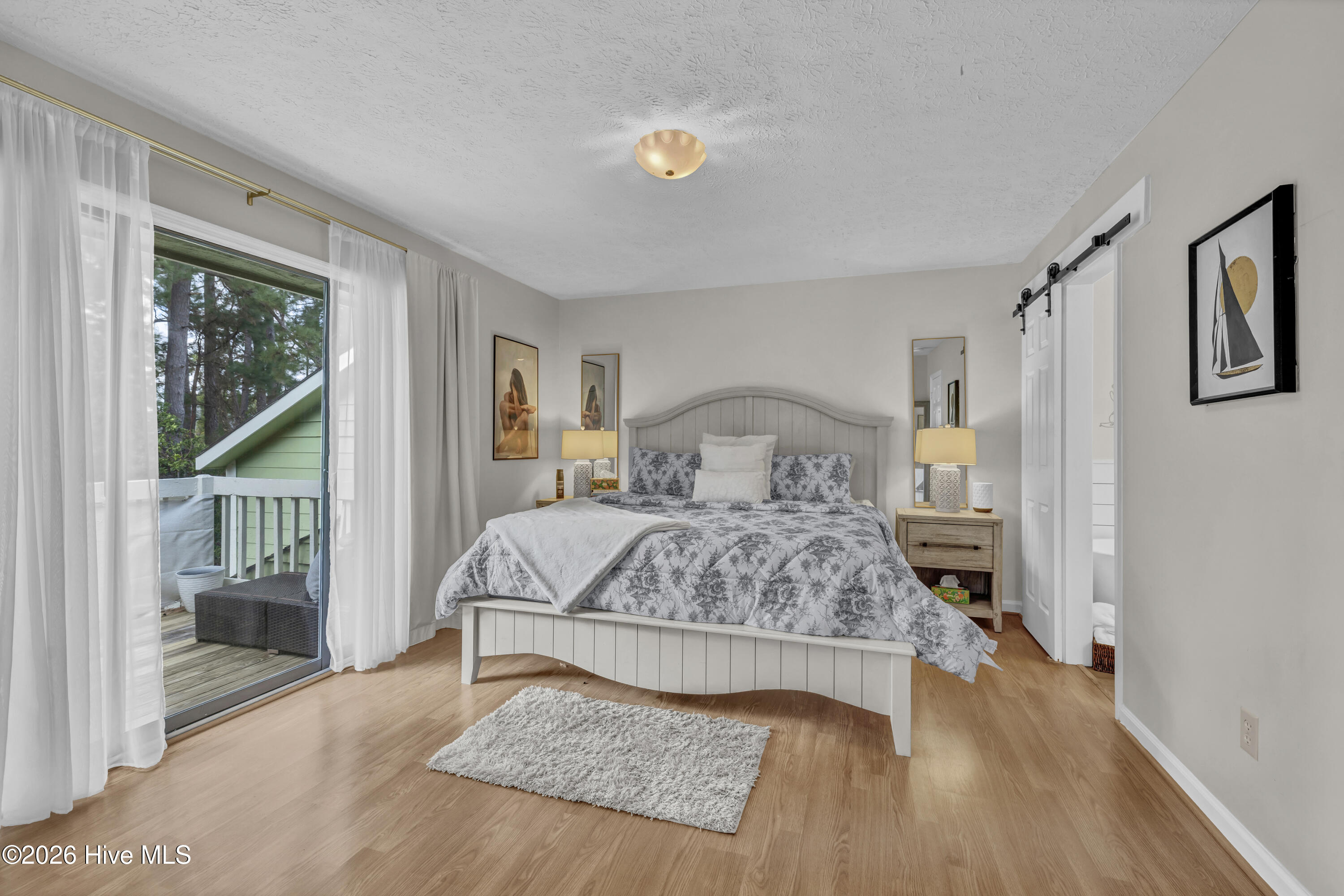 100550839 | Photo 24