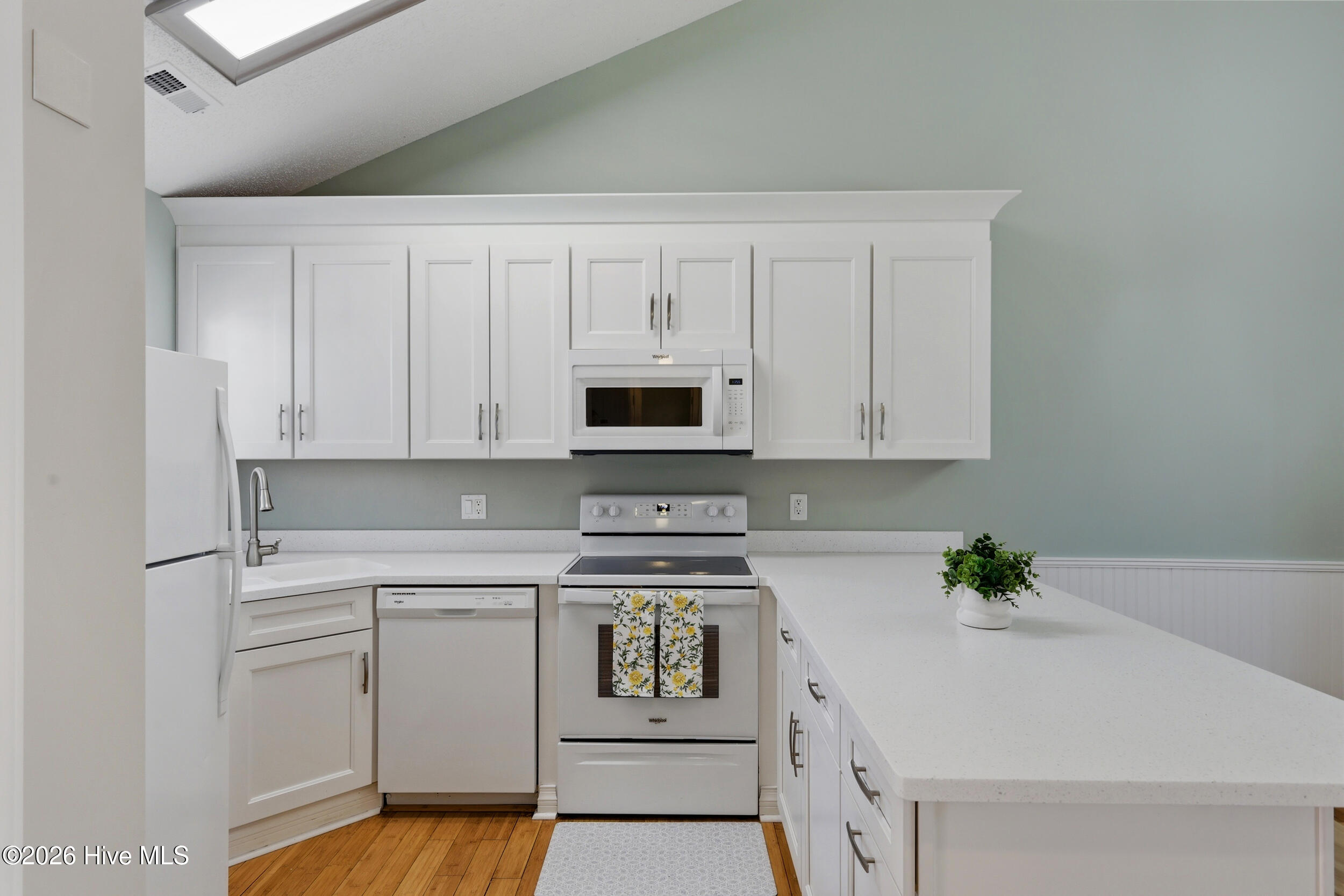 100560025 | Photo 11