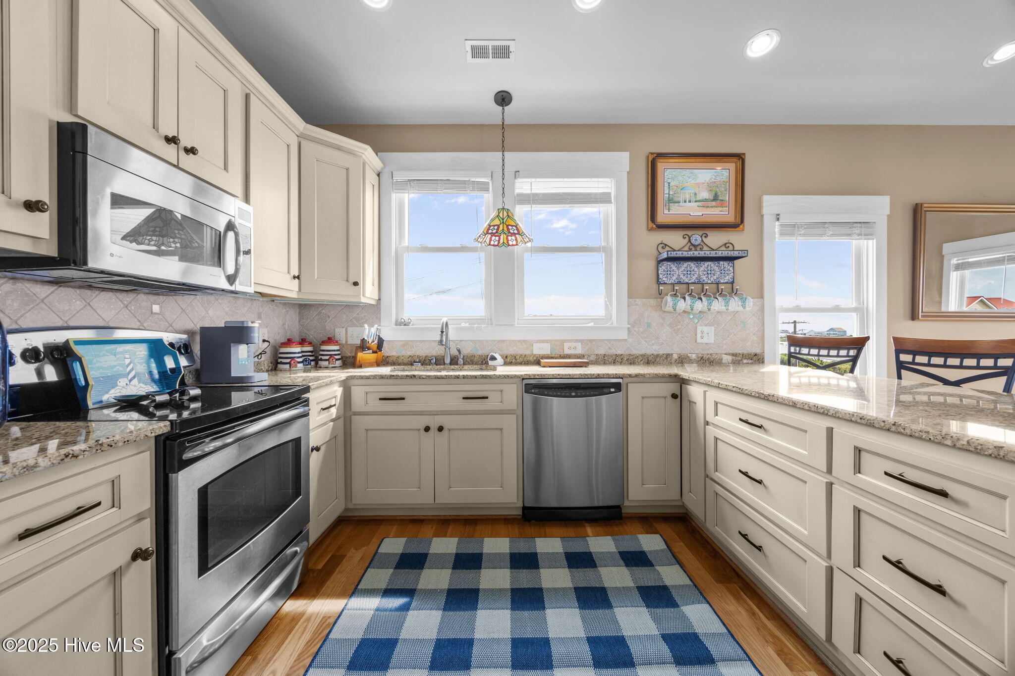 100525610 | Photo 19