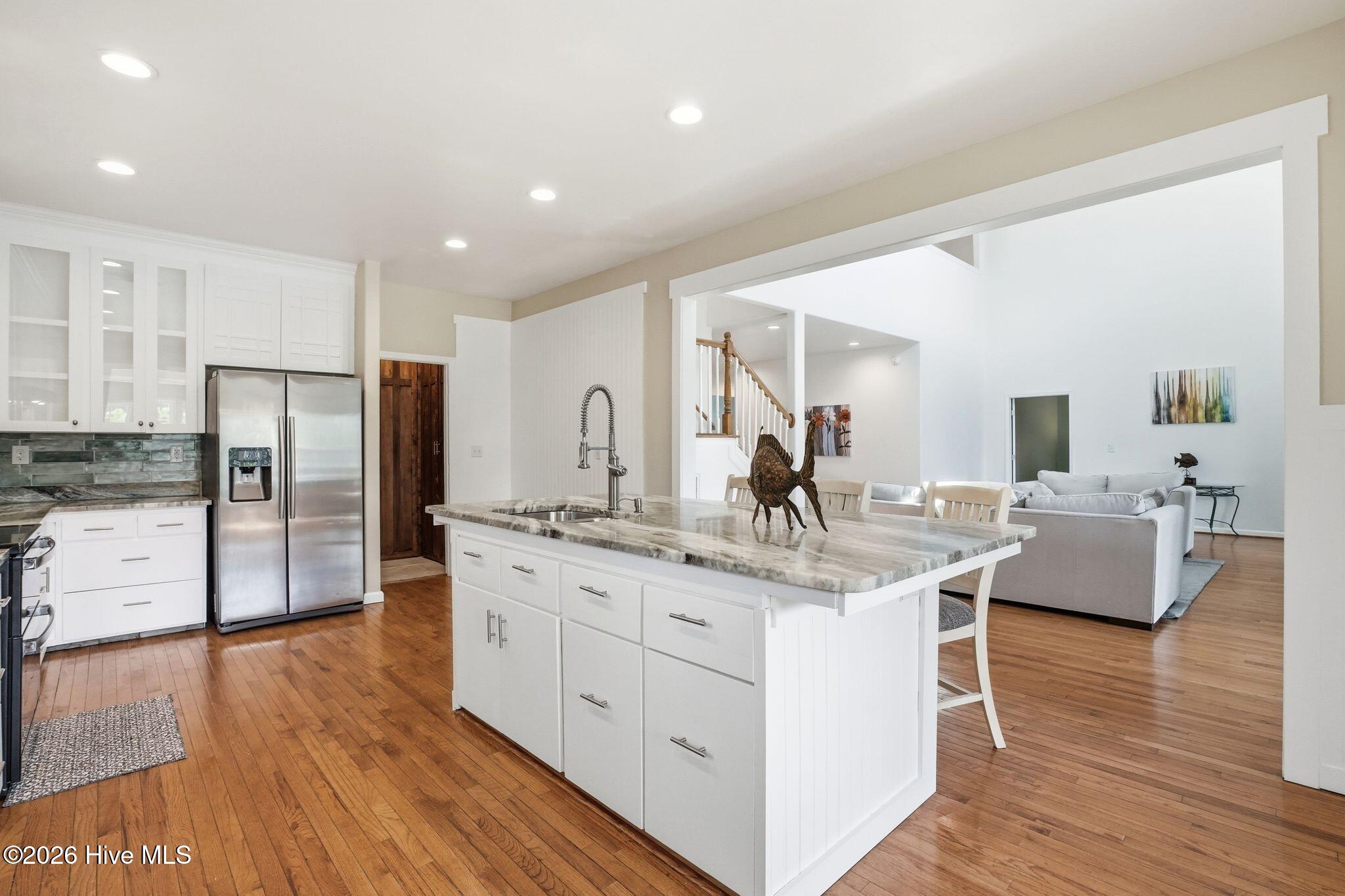 100560935 | Photo 24