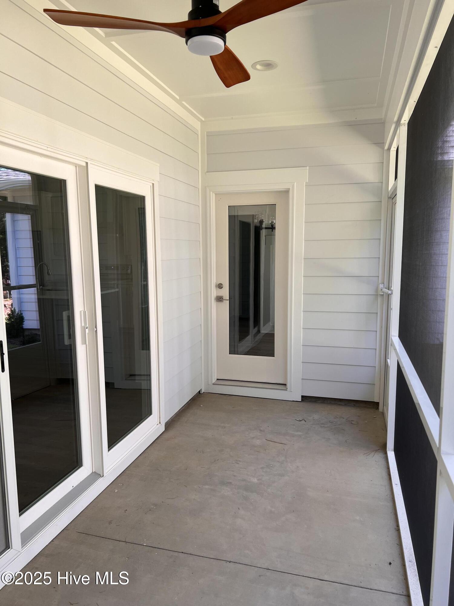 100502261 | Photo 29