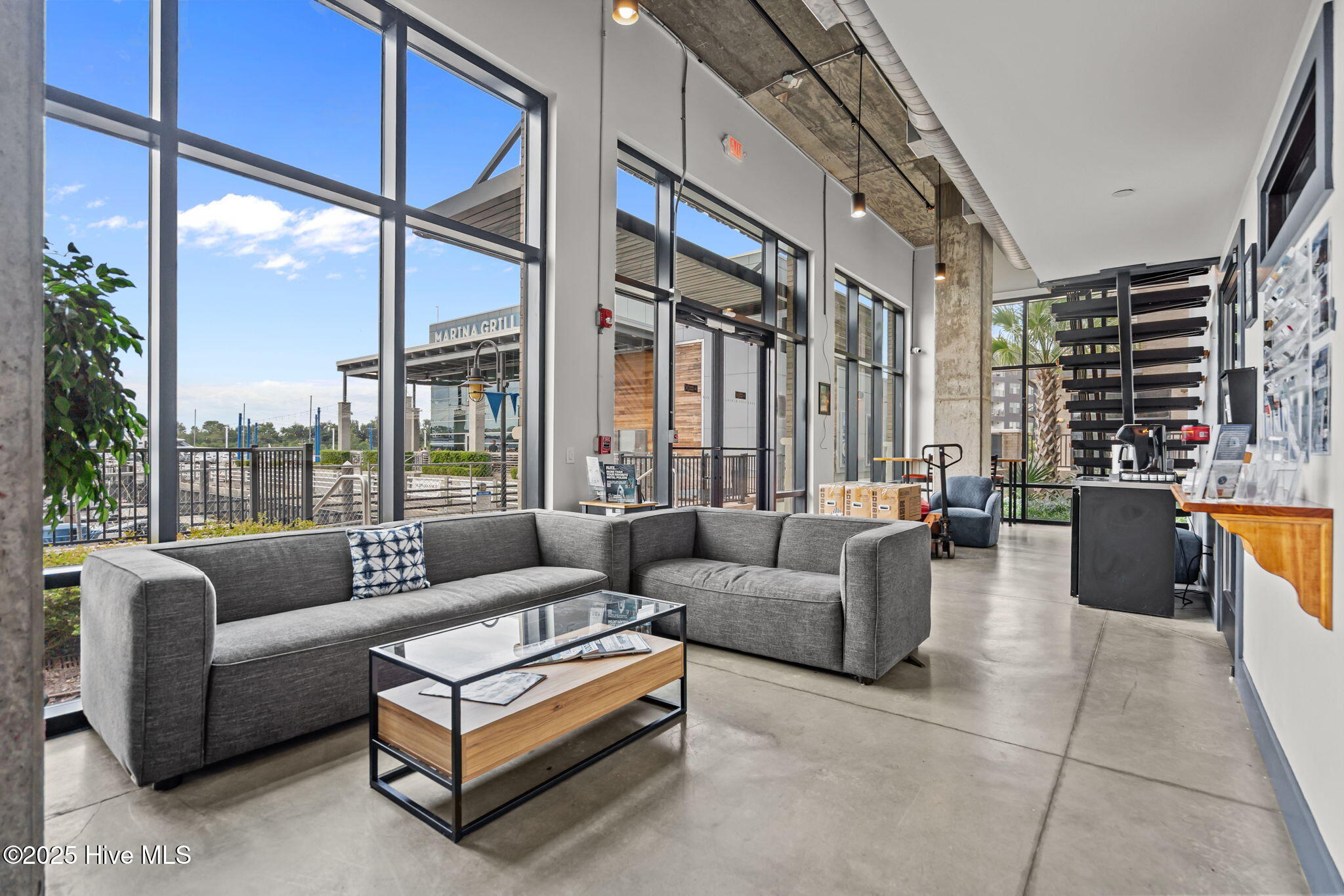 100528560 | Photo 31