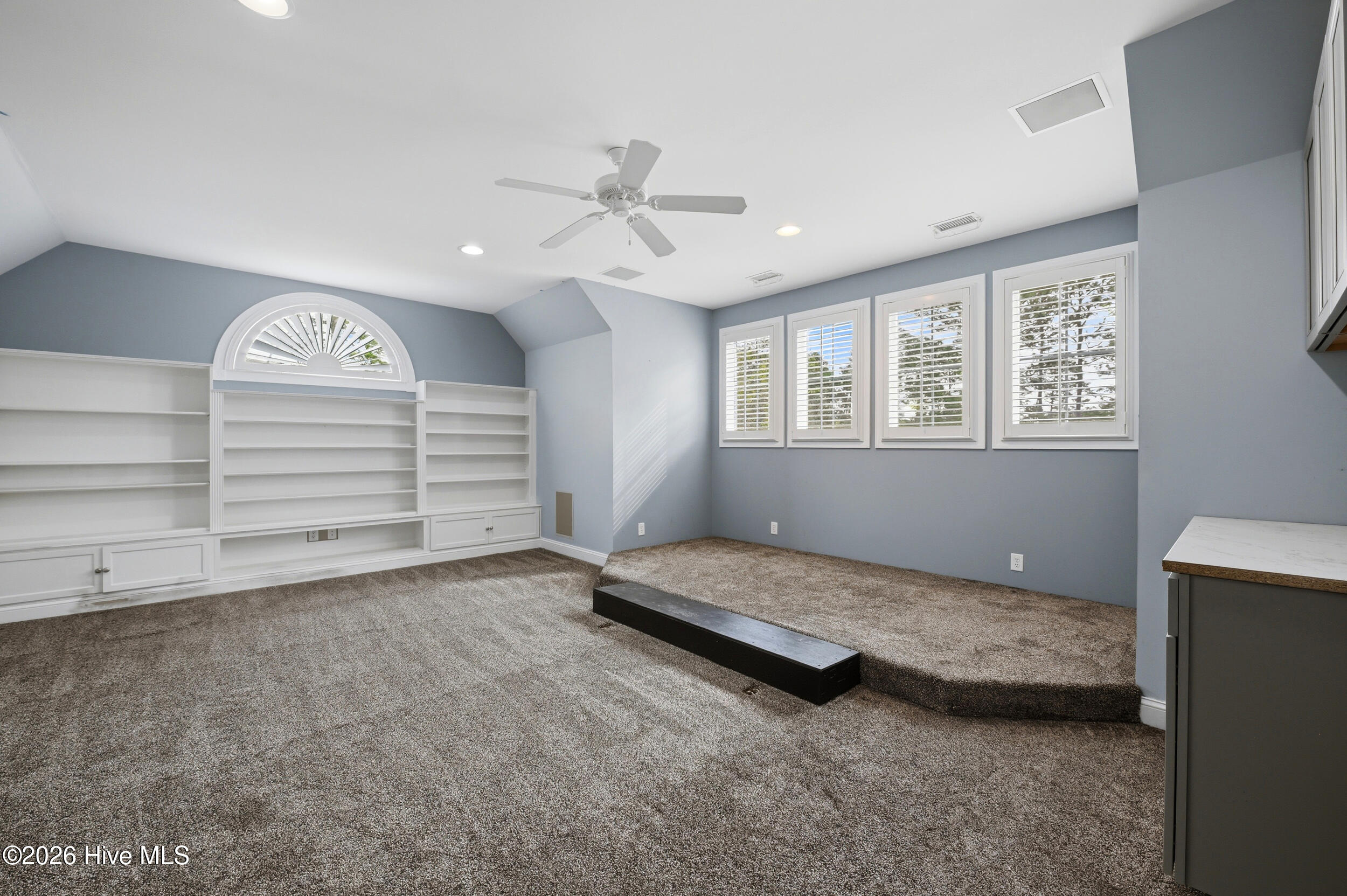 100566380 | Photo 36