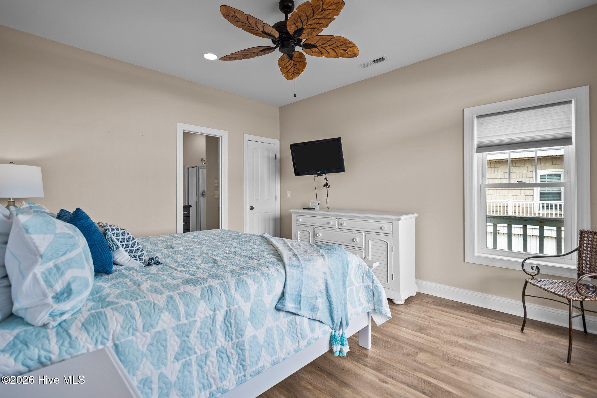 100562244 | Photo 15