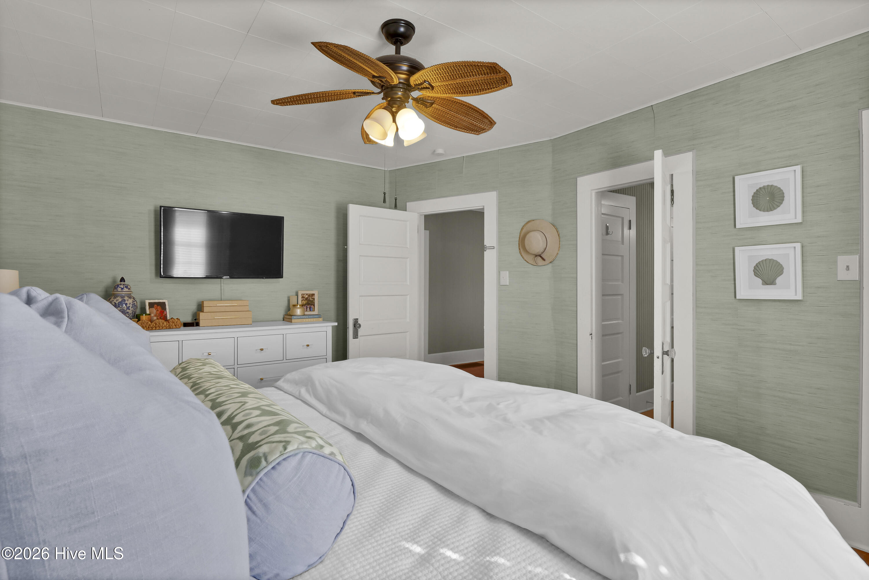 100549449 | Photo 23