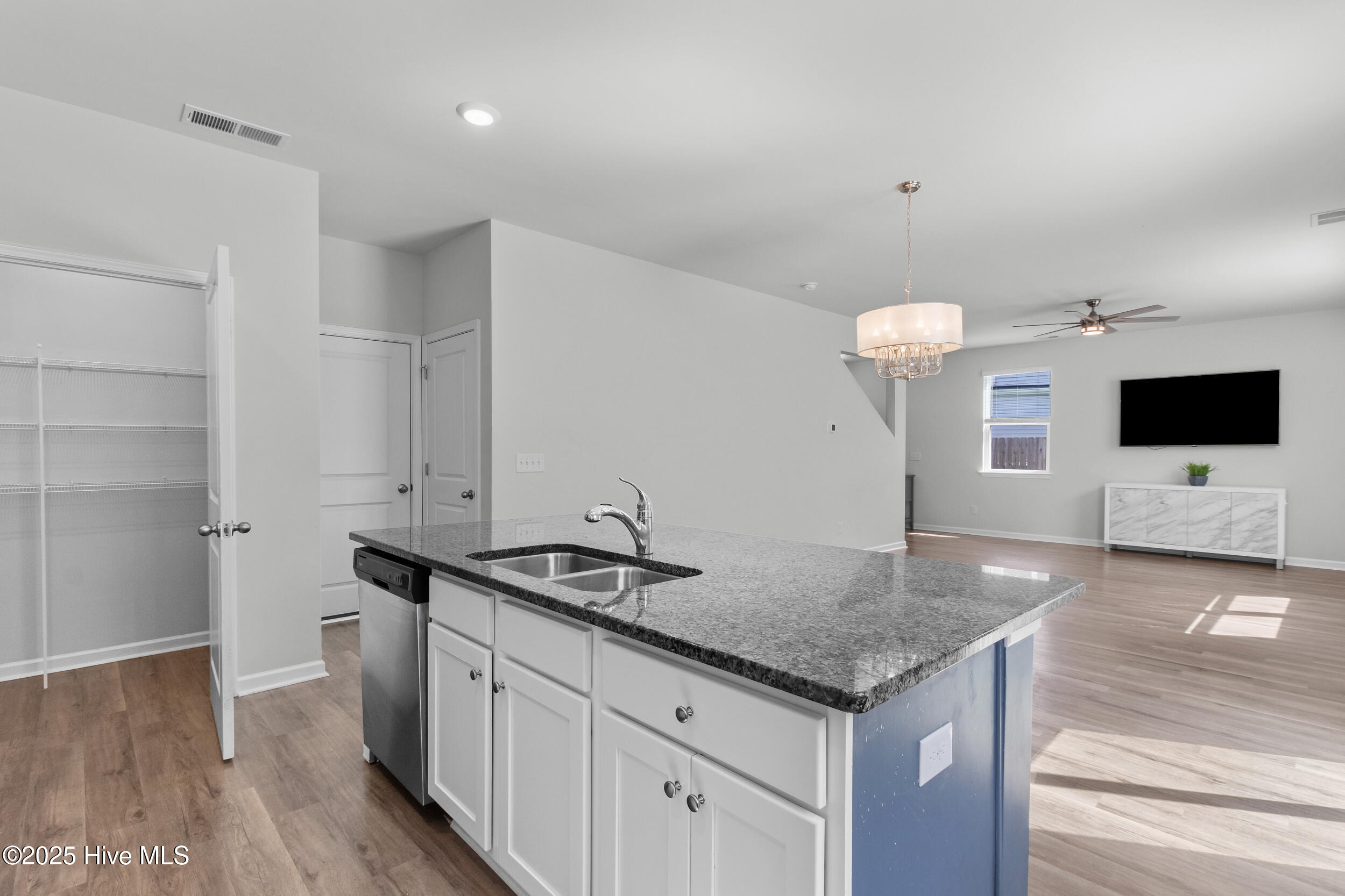 100519955 | Photo 11