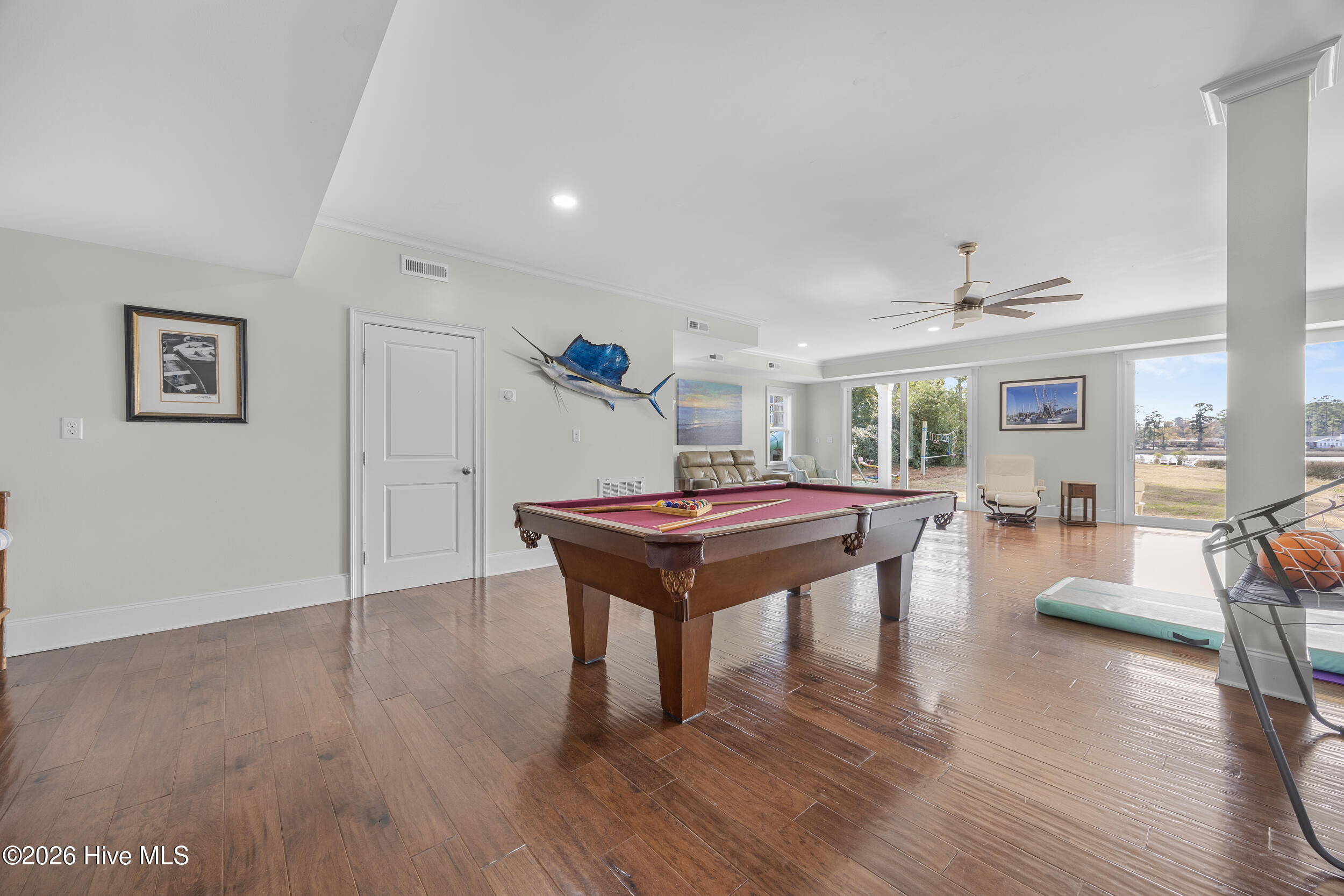 100549374 | Photo 25