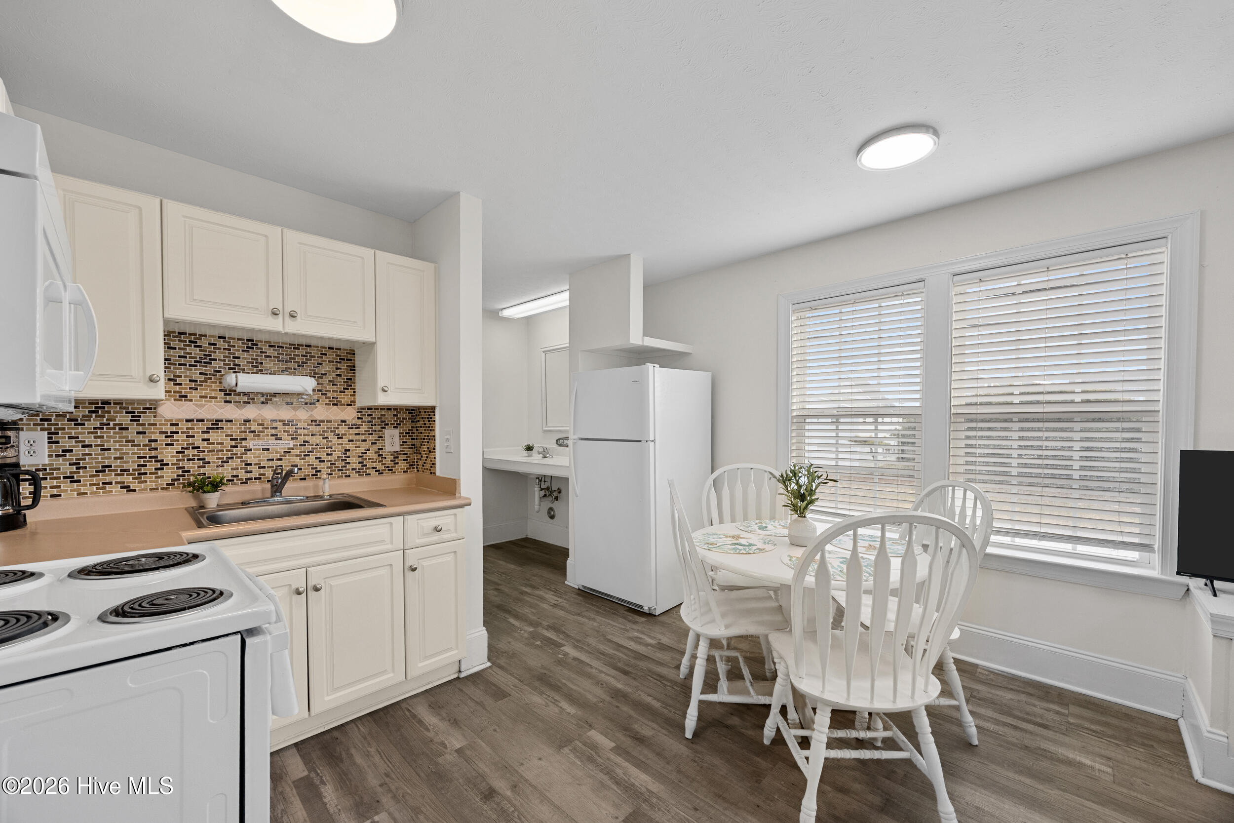 100552950 | Photo 22