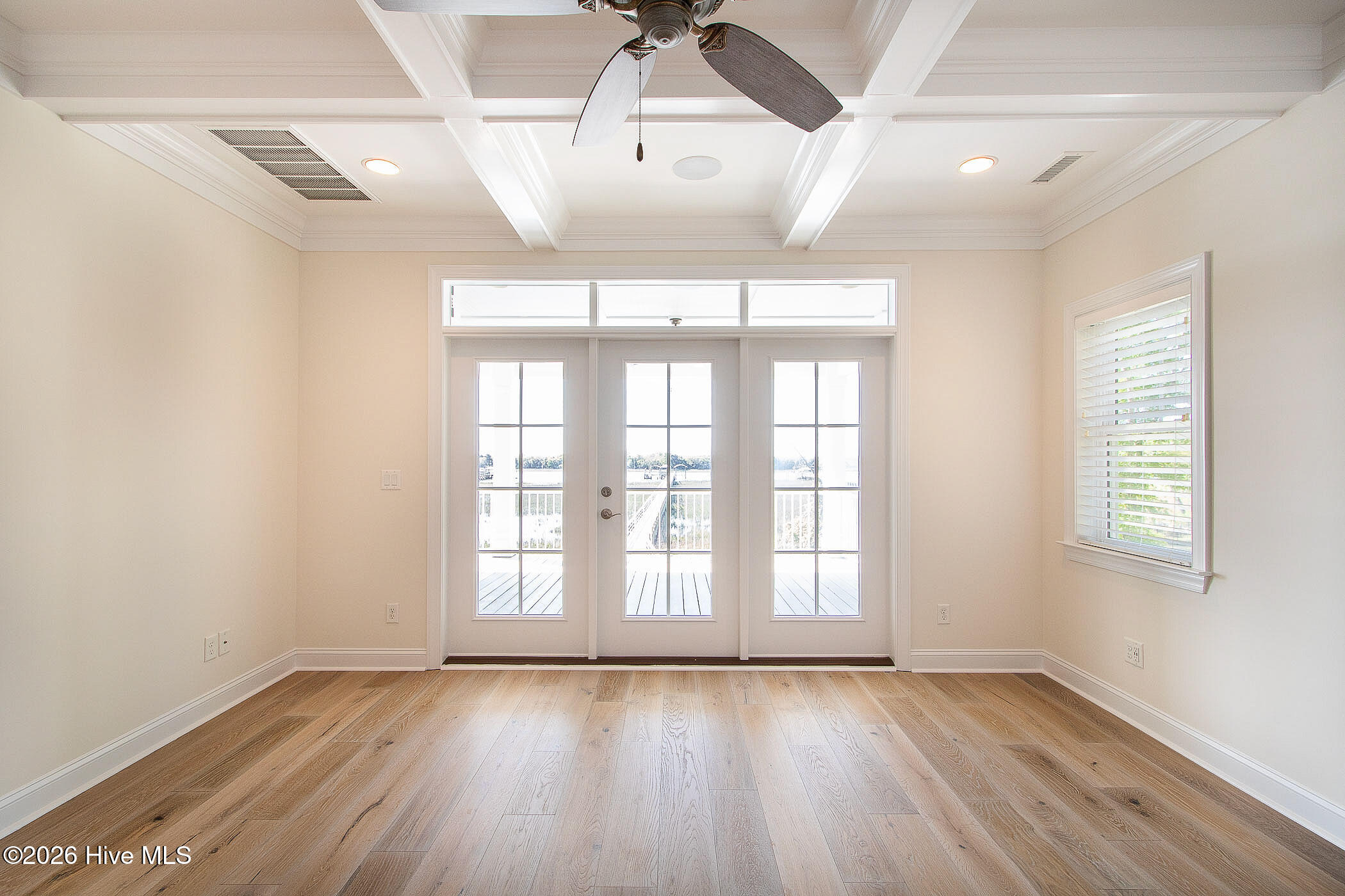 100568588 | Photo 30