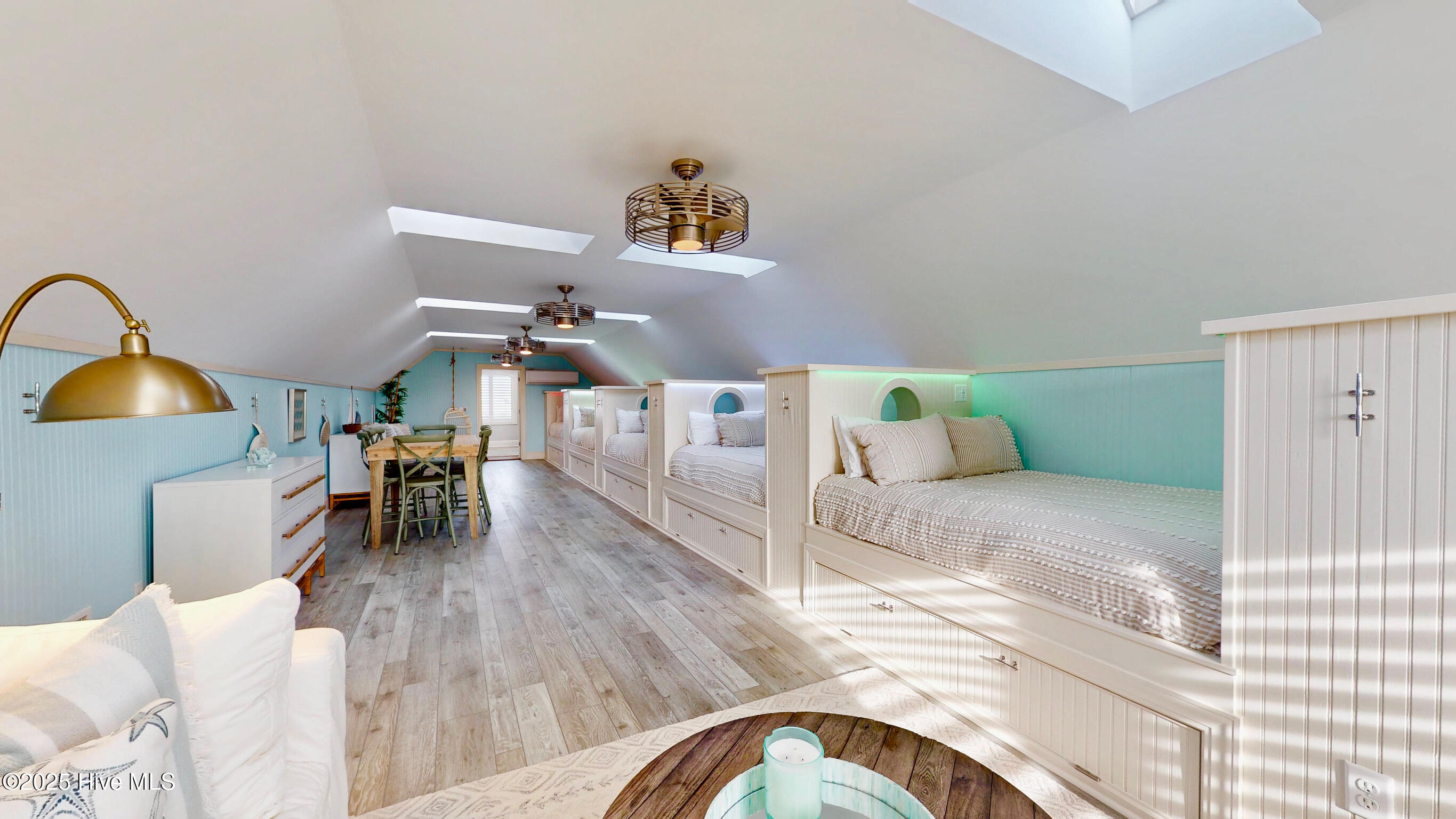 100543231 | Photo 76